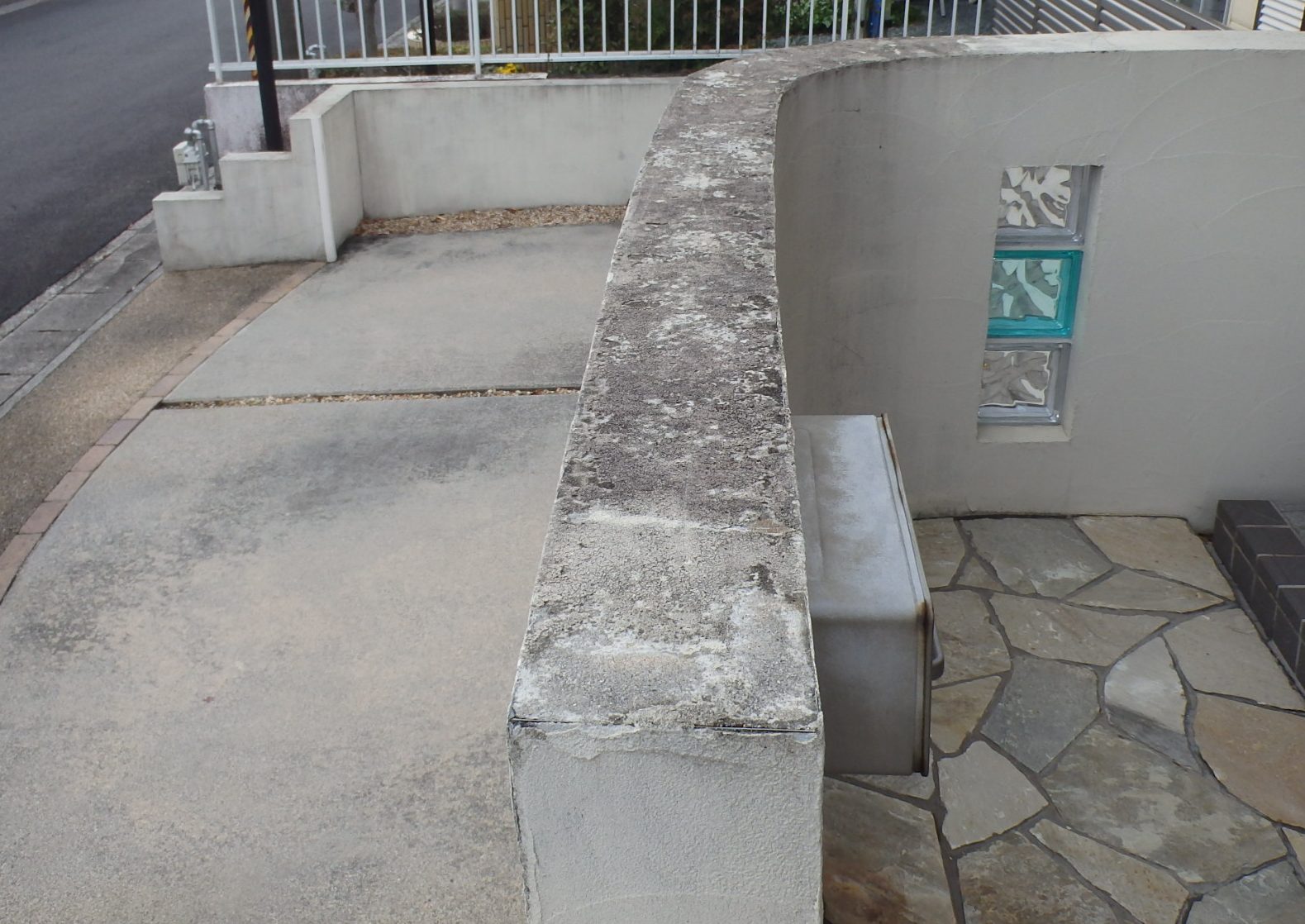 鈴鹿市のお宅、外構部分の汚れ状況