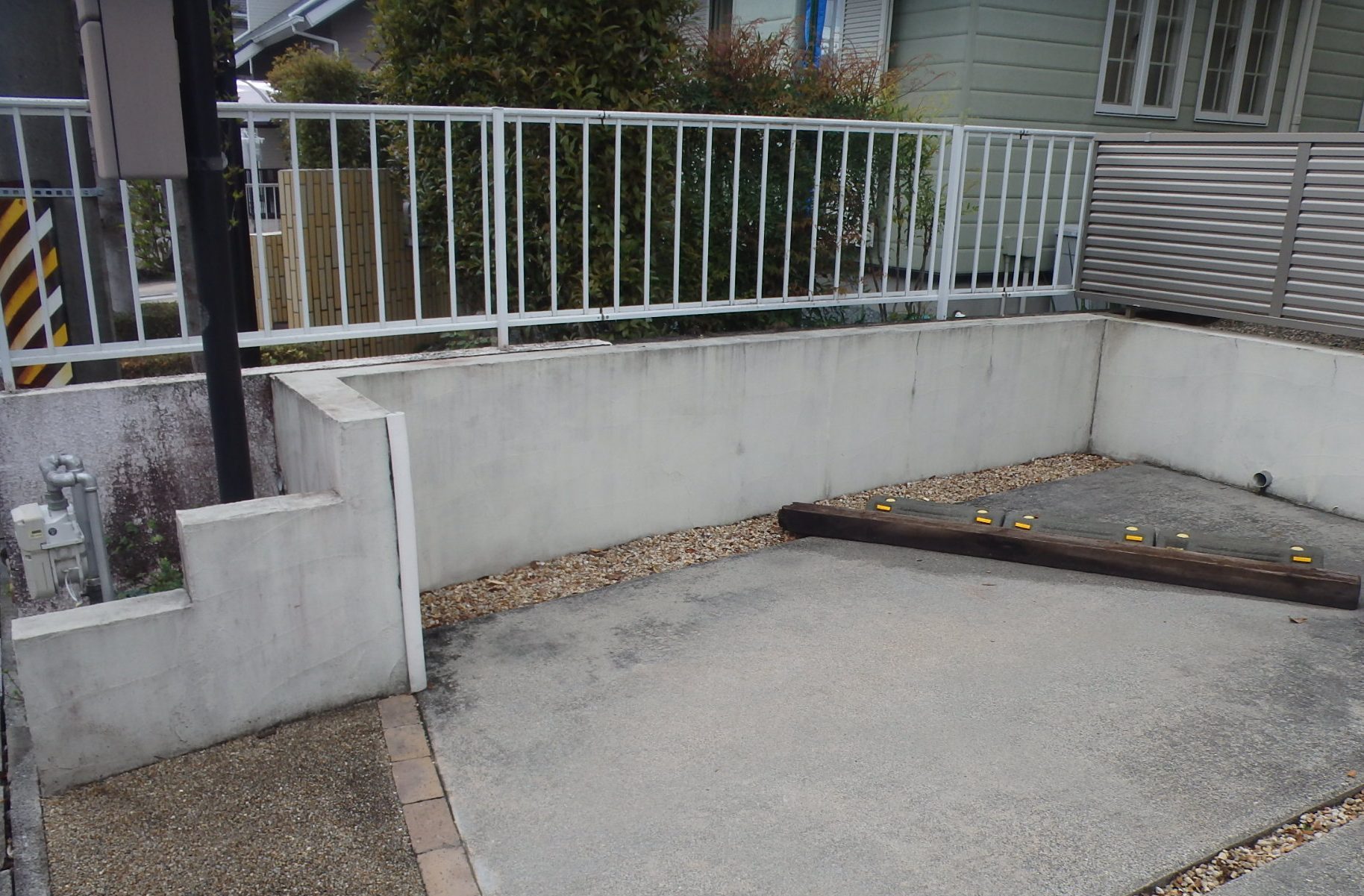 鈴鹿市のお宅、外構部分の汚れ状況2