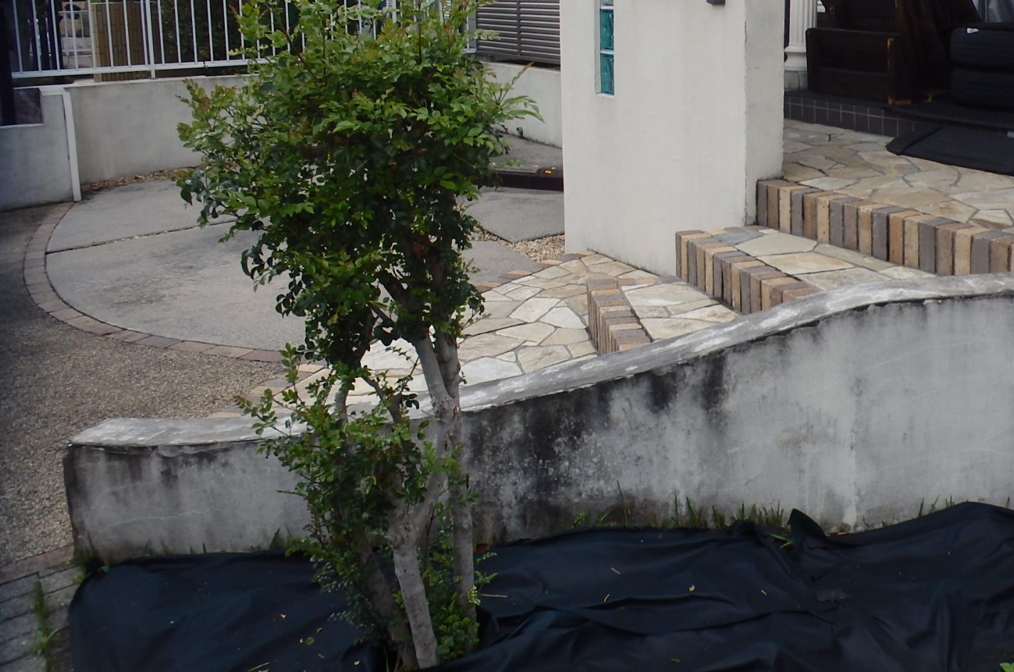 鈴鹿市のお宅、外構部分の汚れ状況3