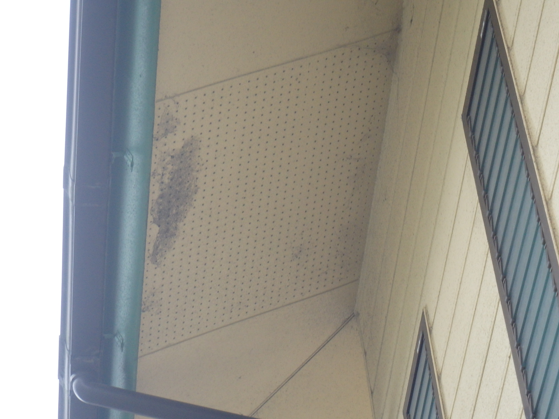 鈴鹿市のお宅、軒天の汚れ状況