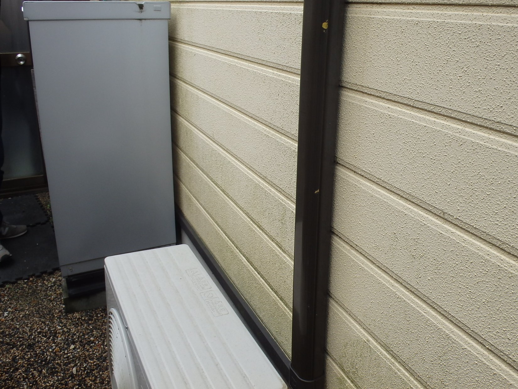 鈴鹿市のお宅、外壁の汚れ状況