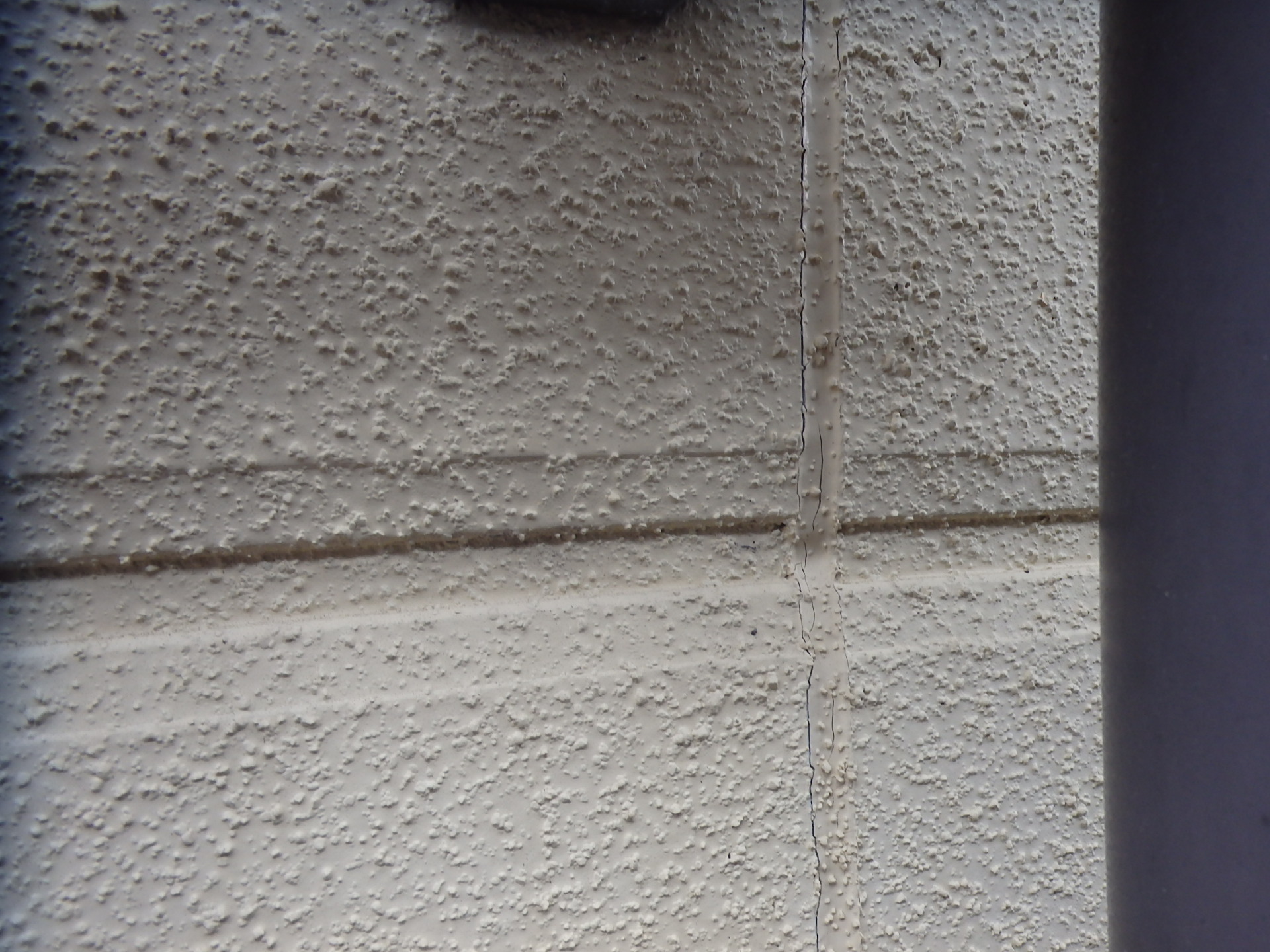 鈴鹿市のお宅、外壁目地の汚れ状況