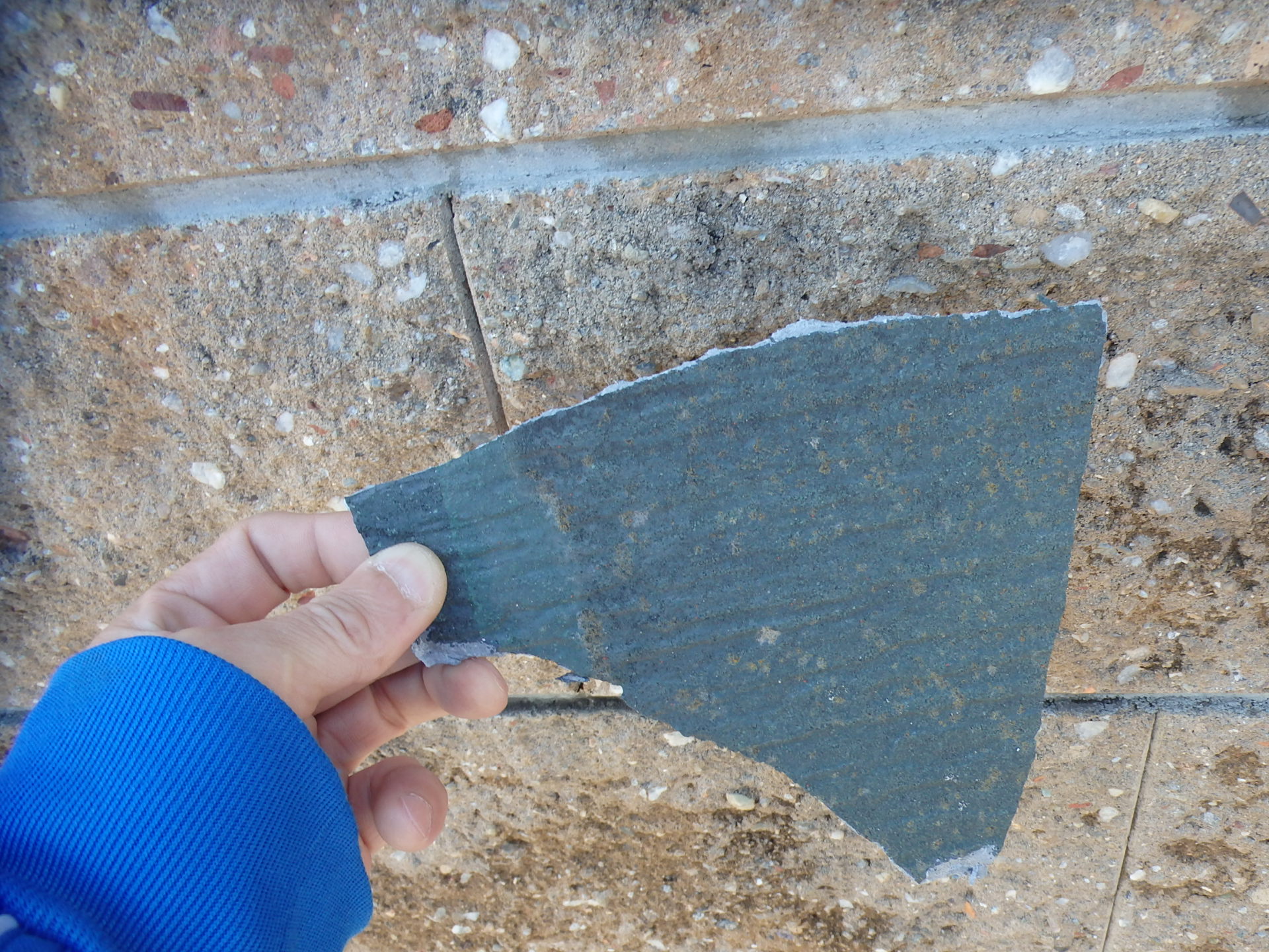 四日市の強風で飛ばされたスレート屋根材の破片拡大