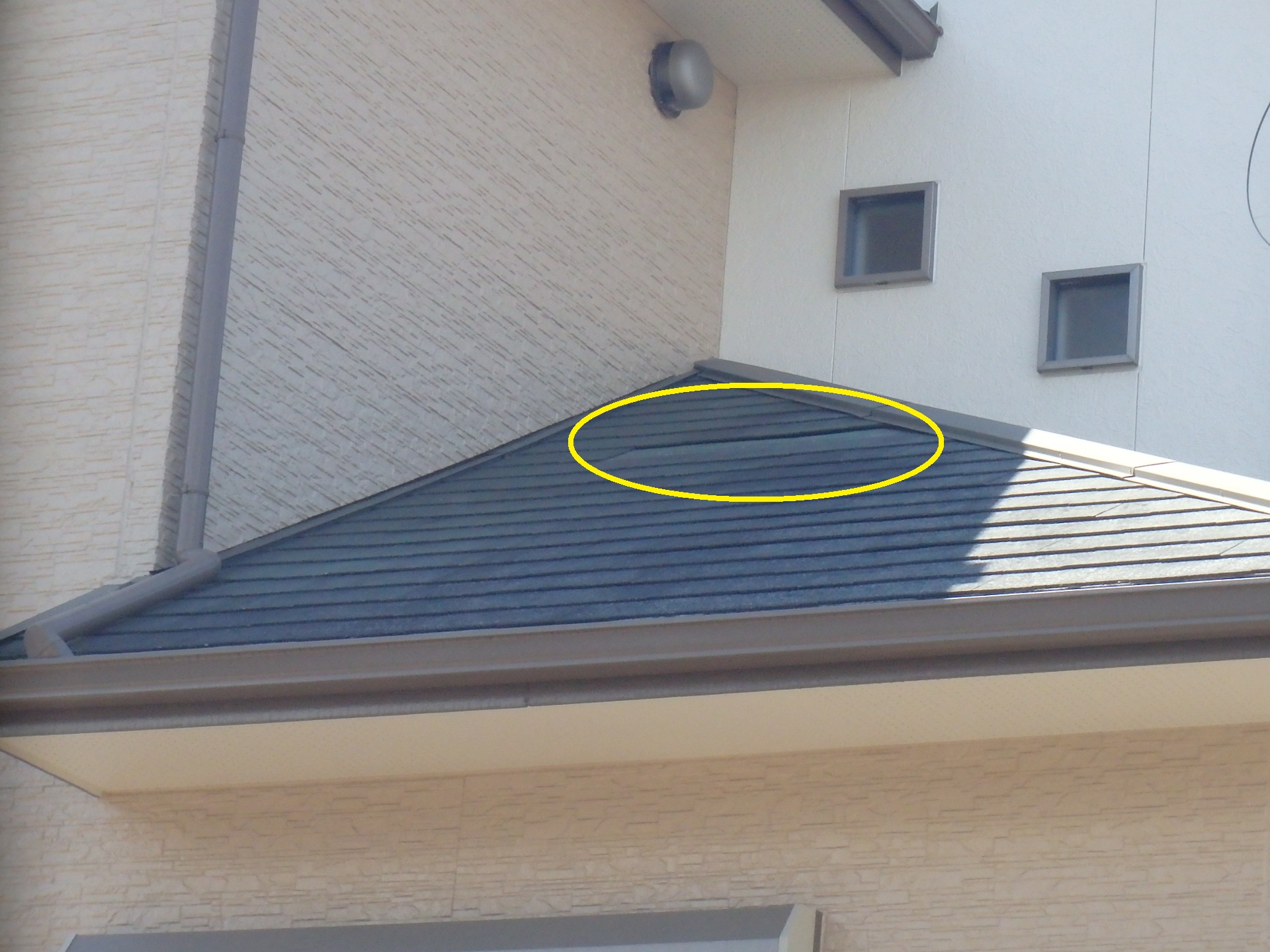 四日市市のスレート屋根材が、強雨風で飛来した下屋根