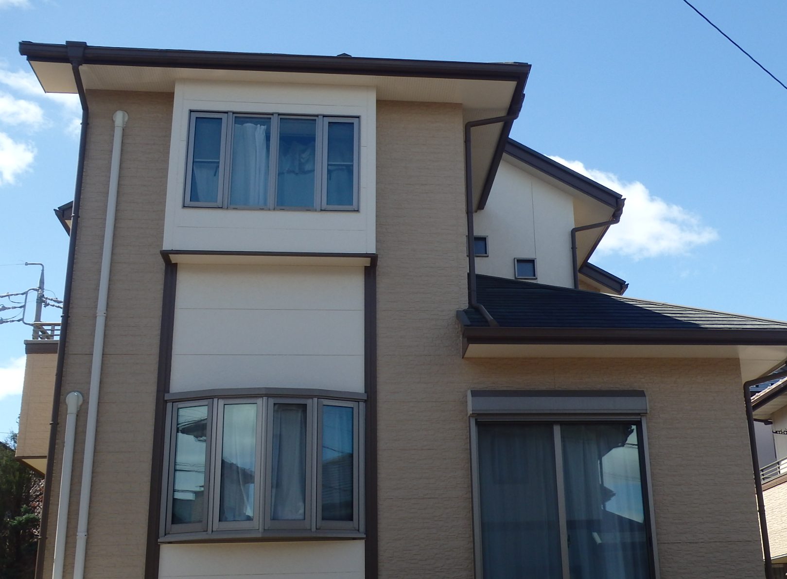 四日市市のスレート屋根材が、強雨風で飛来したお宅全景