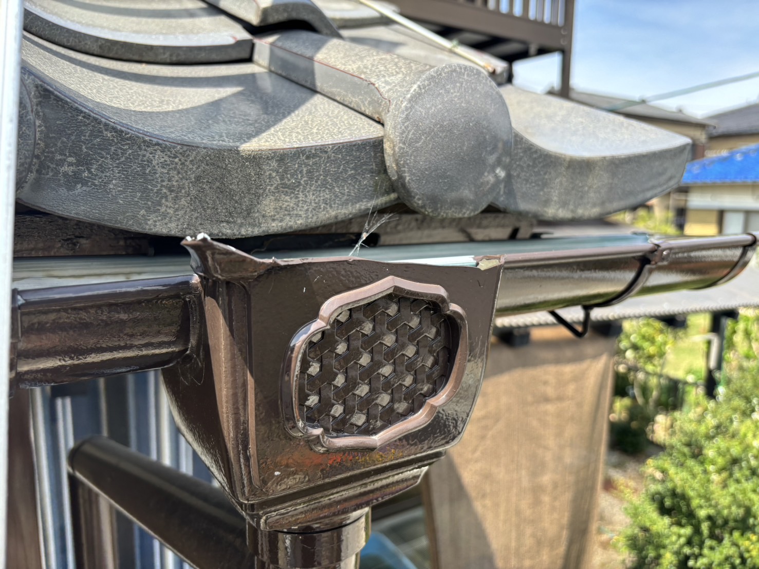 菰野町雨樋破損、落雪で集水器破損