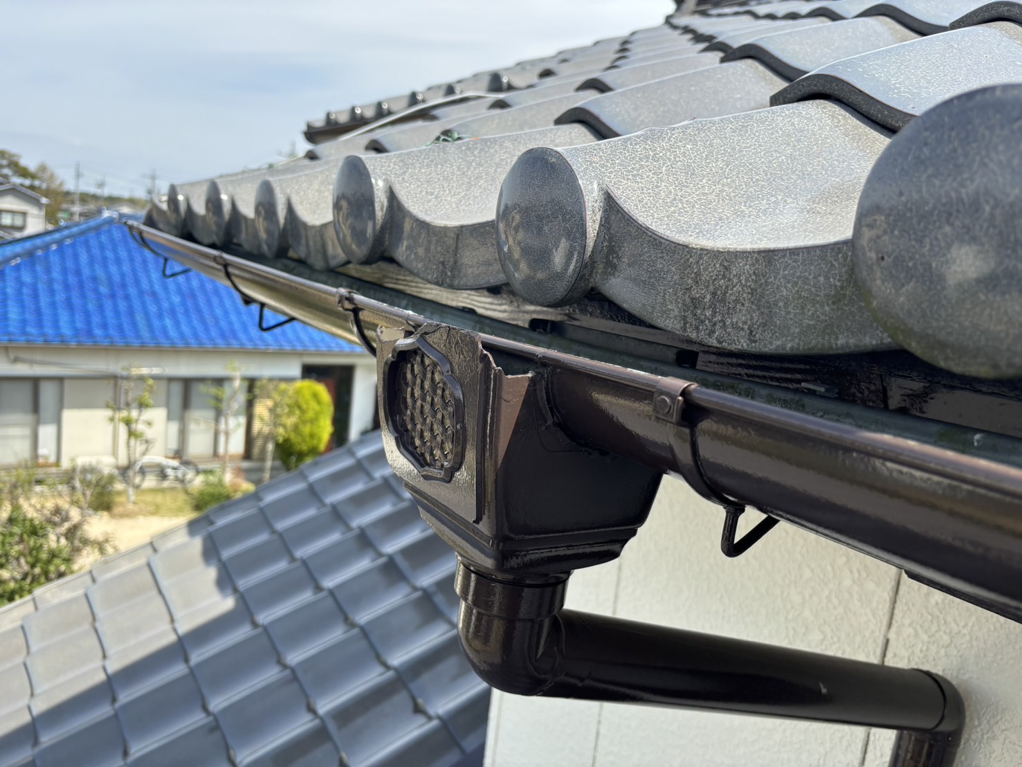 菰野町雨樋破損、落雪で集水器破損２