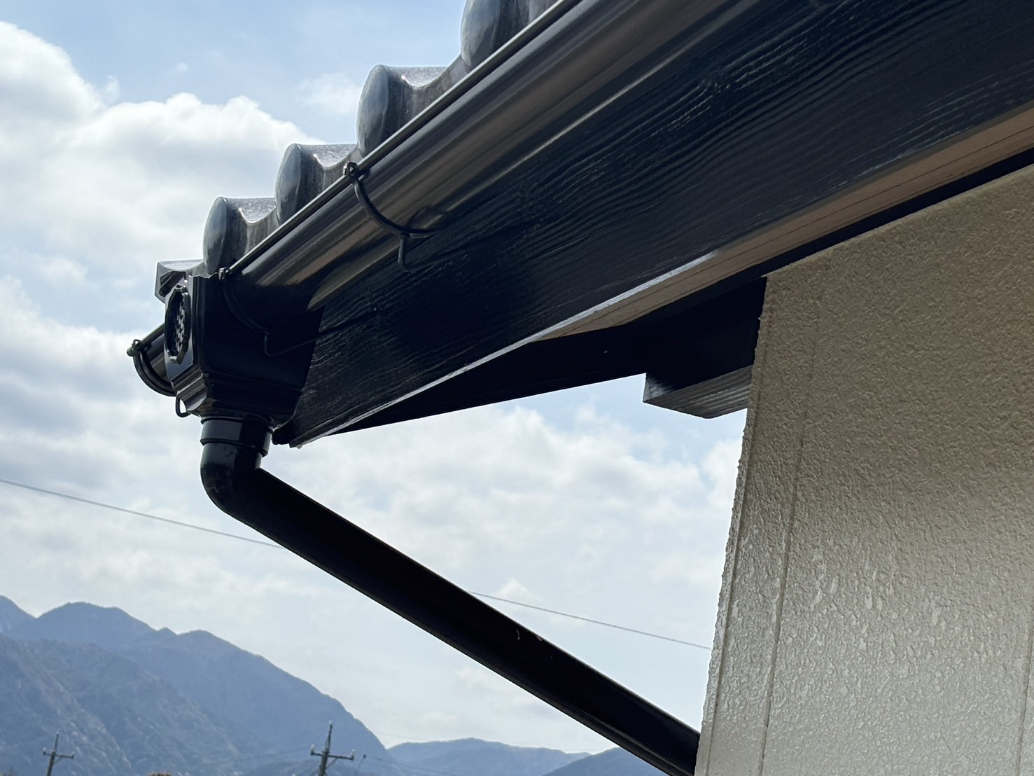 菰野町雨樋破損、落雪で集水器破損４