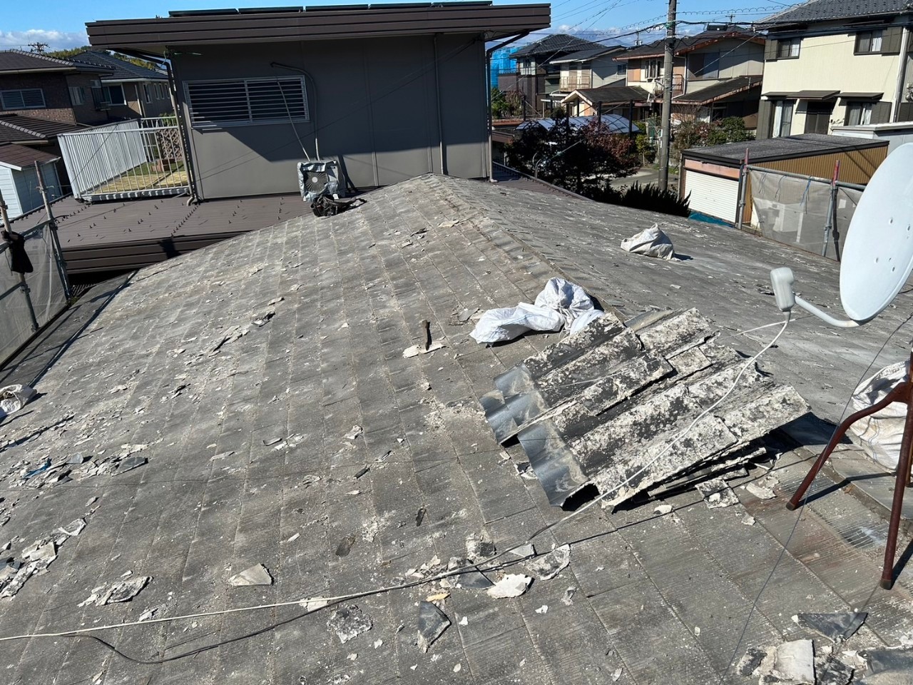 伊勢市の積水ハウスで、平屋のセキスイかわらUの屋根解体作業かわらU を剥がし終えた状況