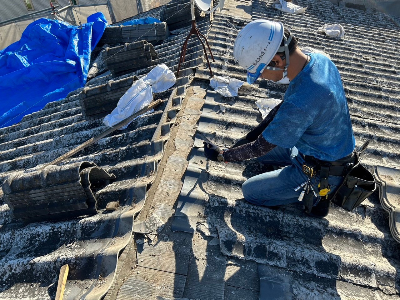 四日市市の積水ハウスにて、平屋のセキスイかわらUの解体作業風景