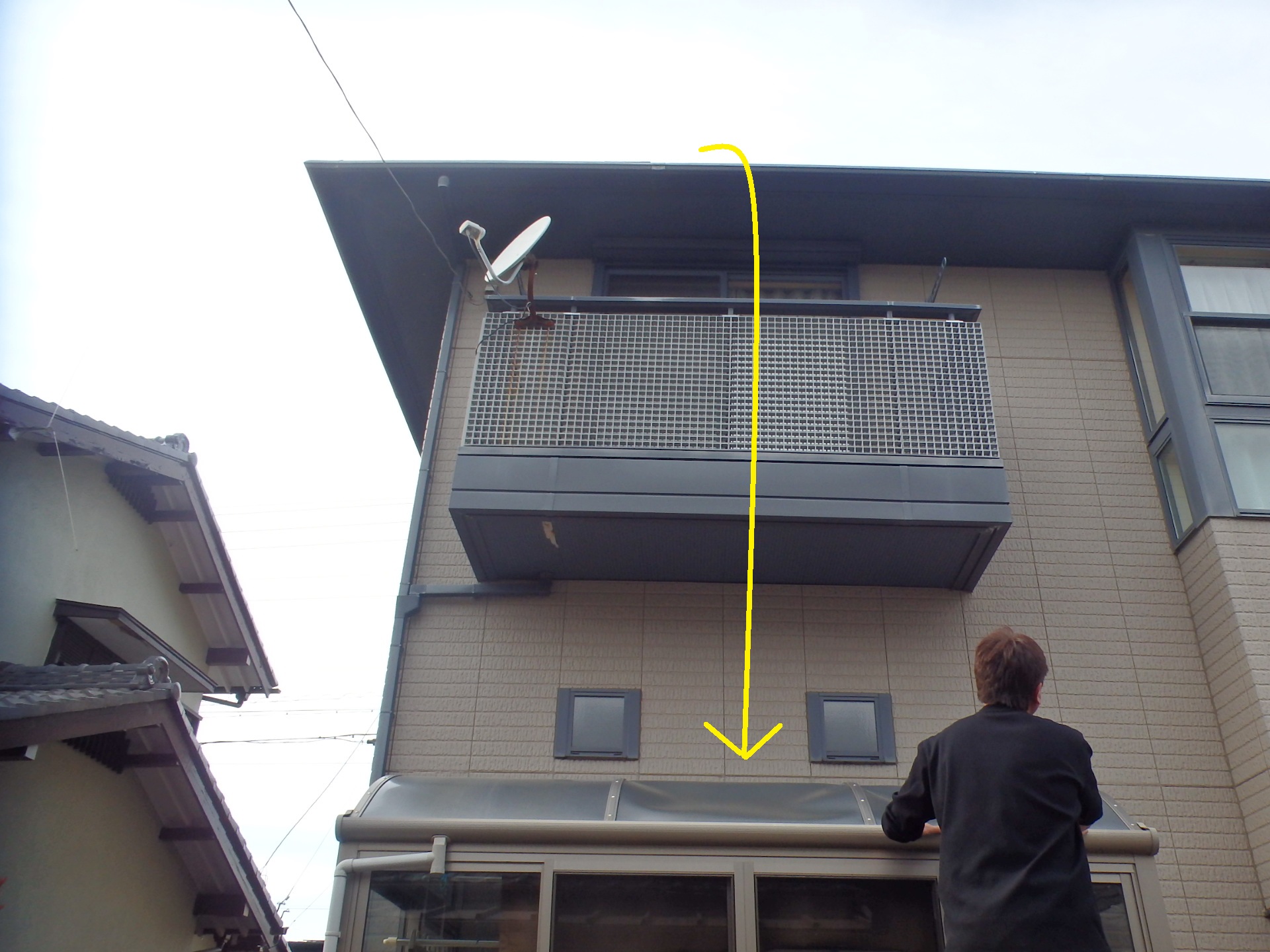 桑名市のミサワホームお宅、2階屋根からの落雪でテラス屋根破損状況