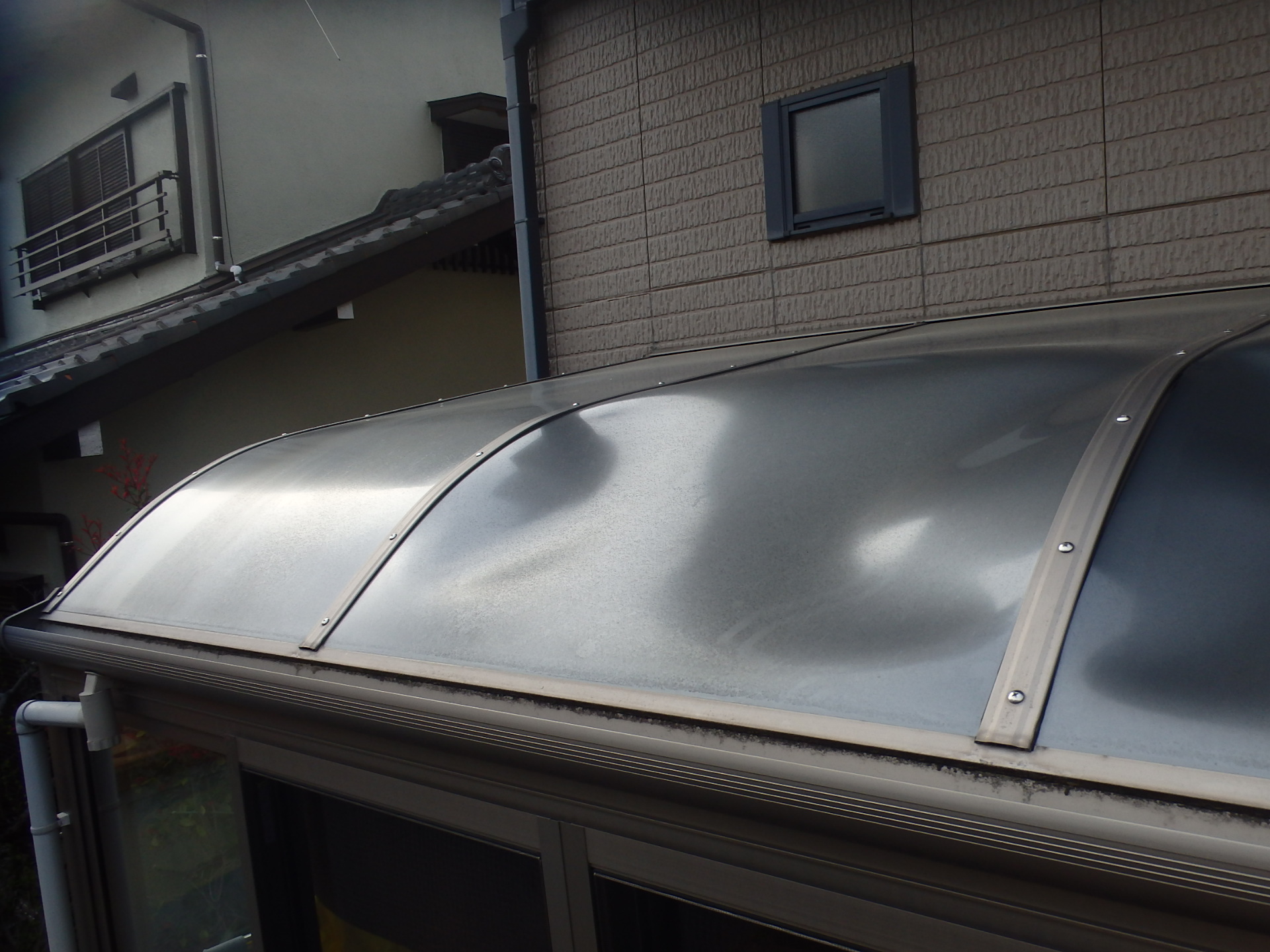 桑名市落雪によるテラス屋根ポリカの破損状況１枚目