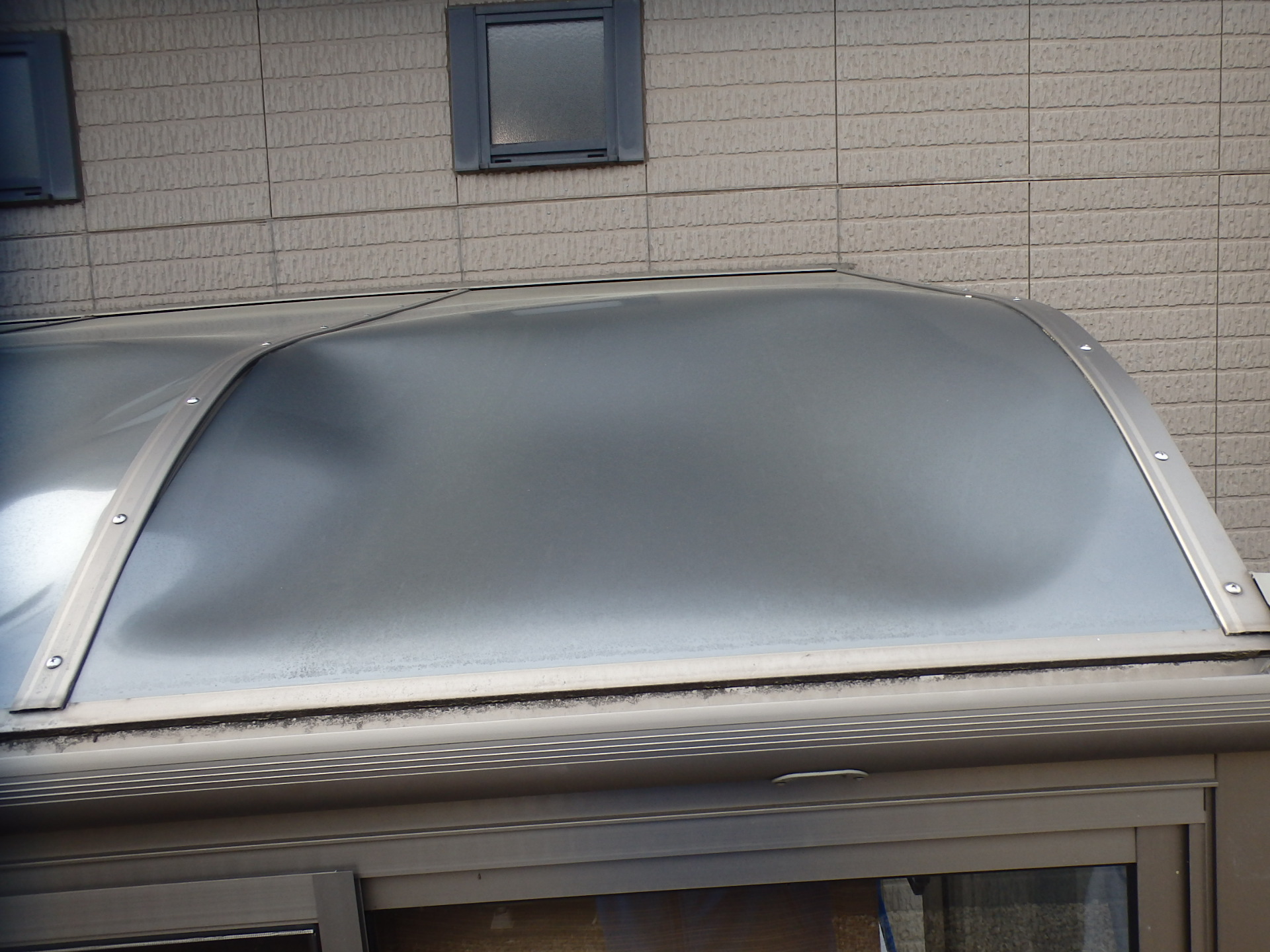 桑名市落雪によるテラス屋根ポリカの破損状況２枚目