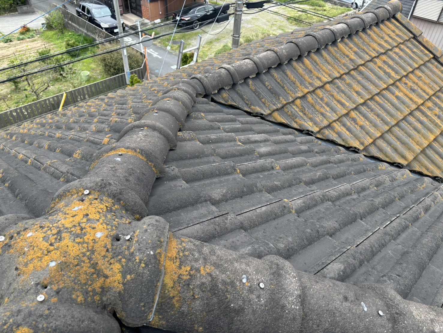 四日市市モニエル瓦のお宅、劣化して苔の生えた状態3