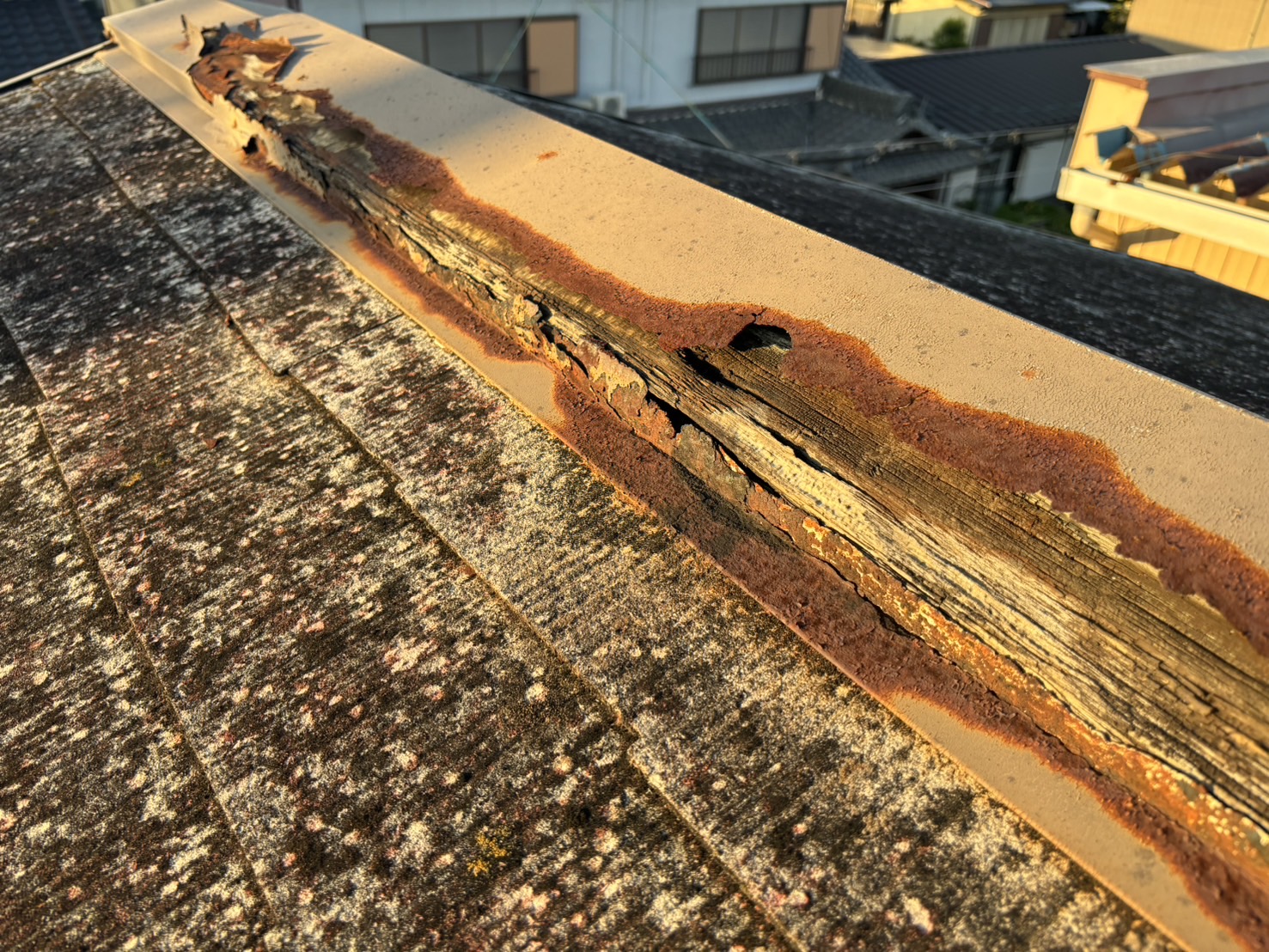あがたが丘のスレート屋根、棟板金が錆びて劣化朽ちた状態拡大