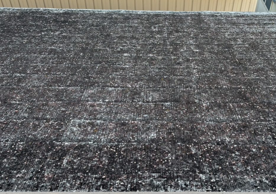 あがたが丘のスレート屋根、経年劣化で全体に黒くかびている状態