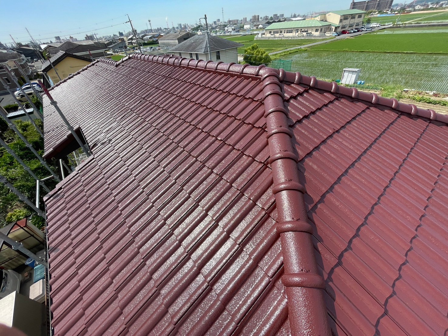四日市市の塗膜が剥げたモニエル瓦、屋根塗装工事の上塗り作業完成状態