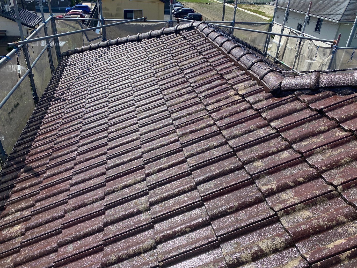 四日市市の塗膜が剥げたモニエル瓦、屋根塗装工事の下塗り作業完成状態