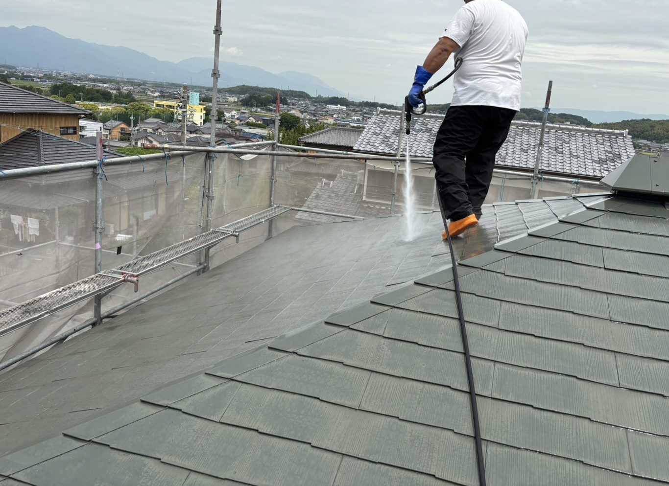 四日市三滝台カラーベストのお宅、屋根材の高圧洗浄完了