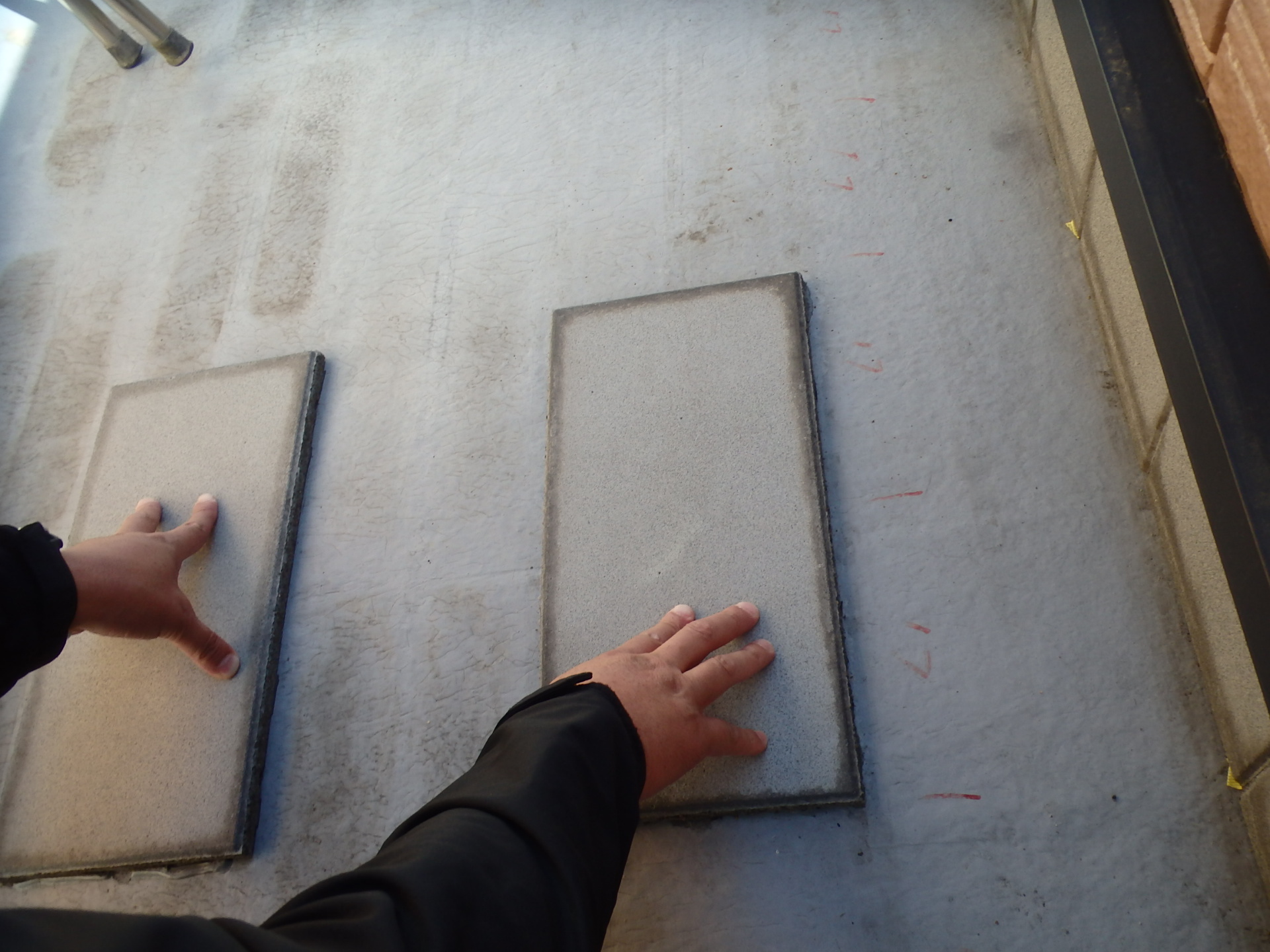 四日市市ベランダ防水劣化で雨漏りタイルが敷かれていた状況！