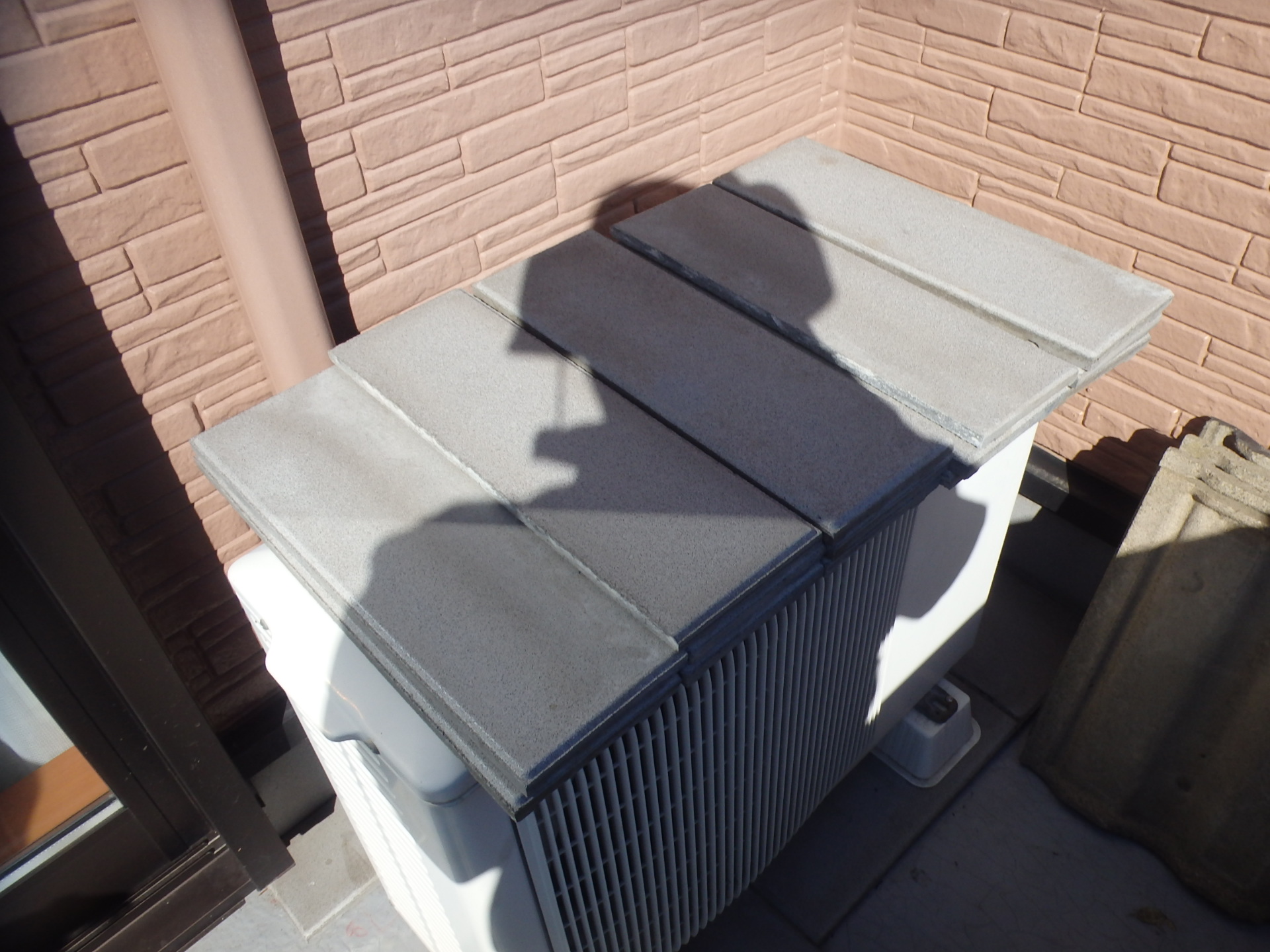 四日市市ベランダFRP防水の上にタイルが敷かれていた物