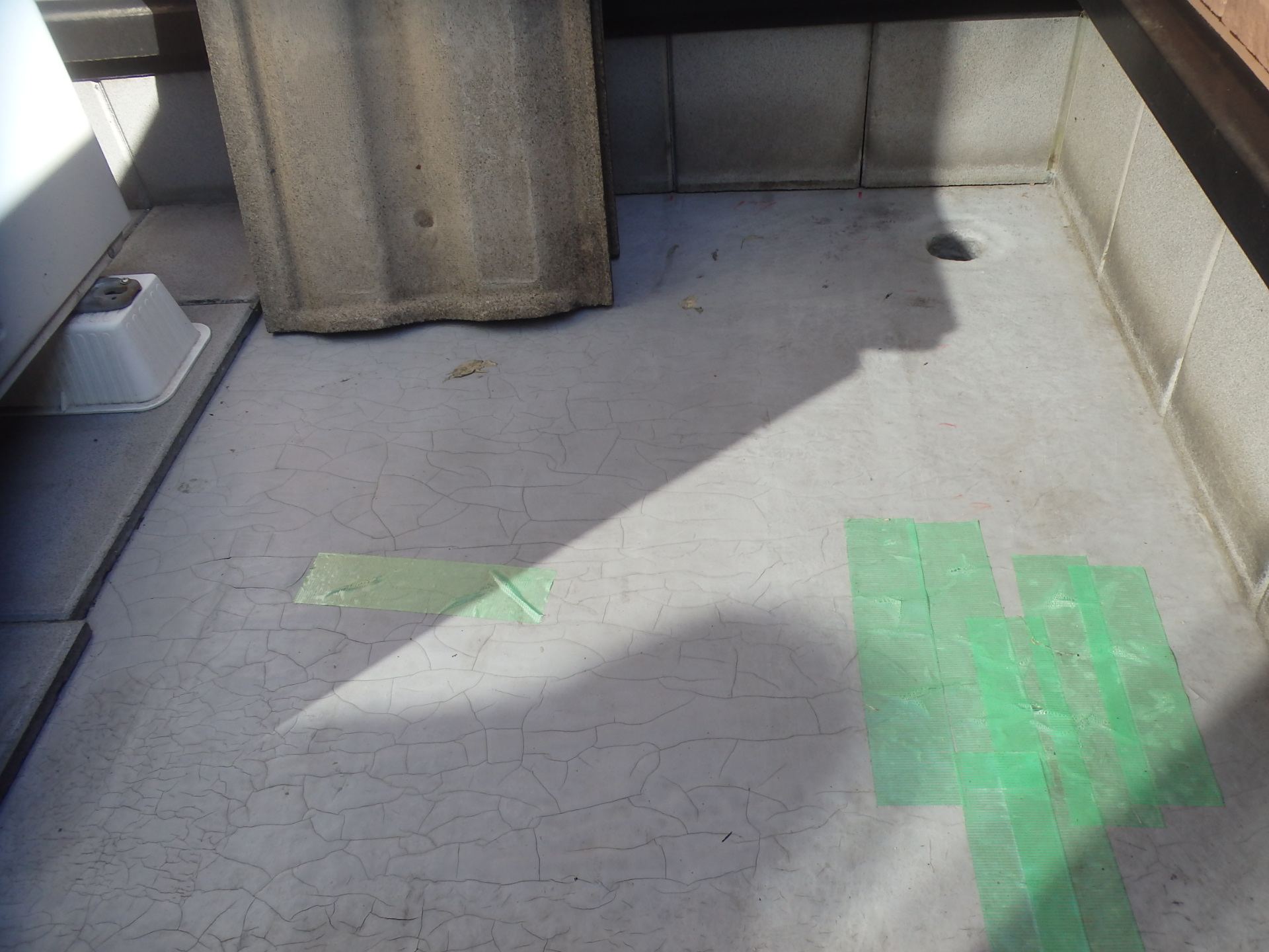 四日市市ベランダFRP防水劣化でひび割れした状況