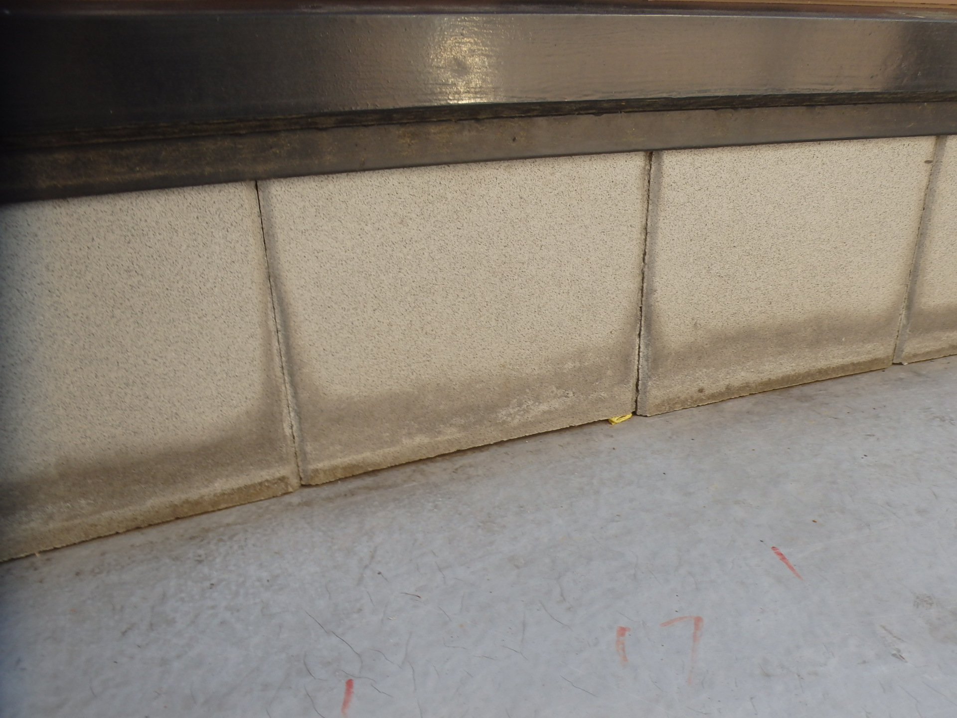 四日市市ベランダ防水劣化で雨漏り、側面にタイルが敷かれている状況