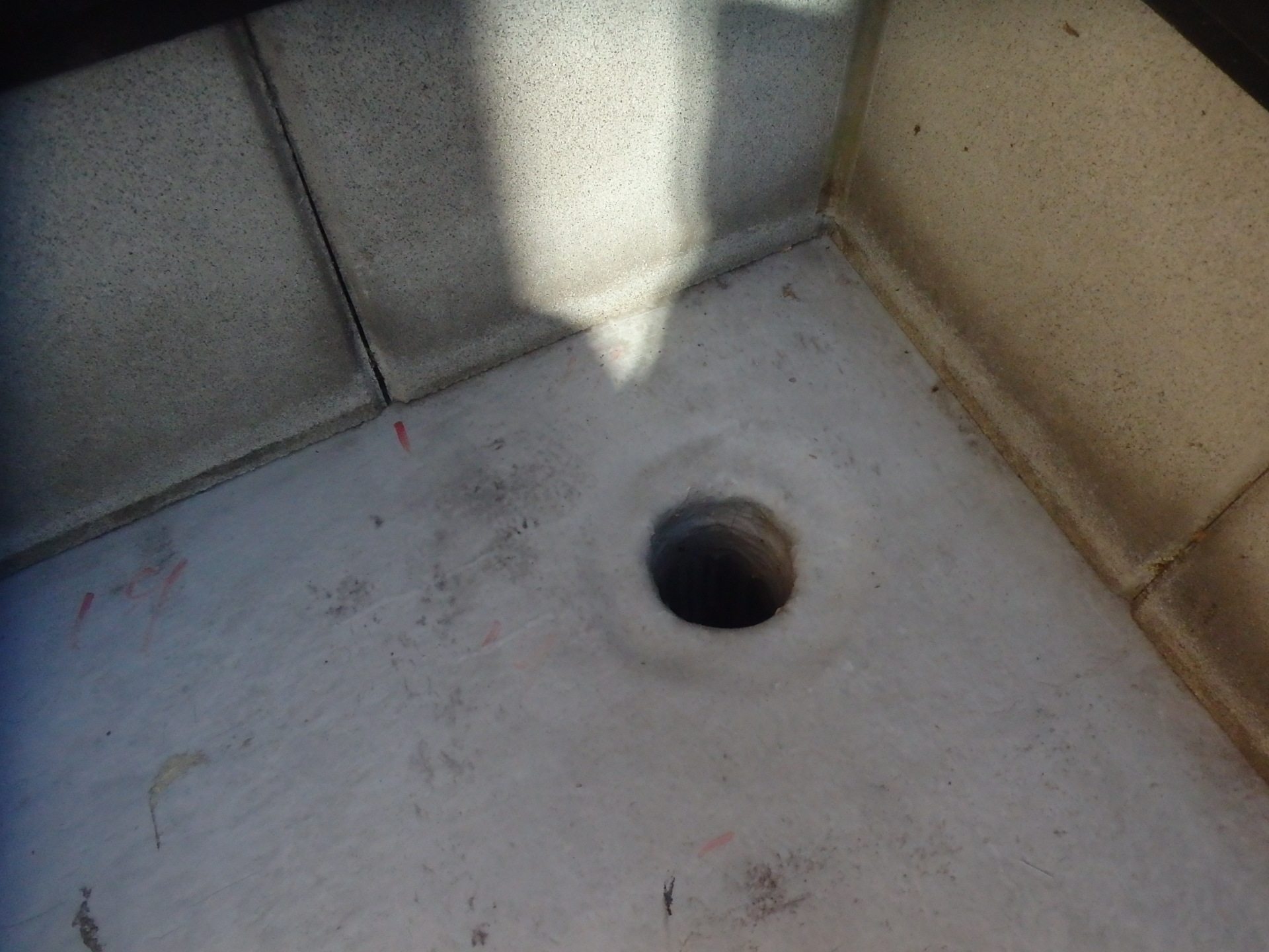 四日市市ベランダ防水劣化で雨漏り、排水状況