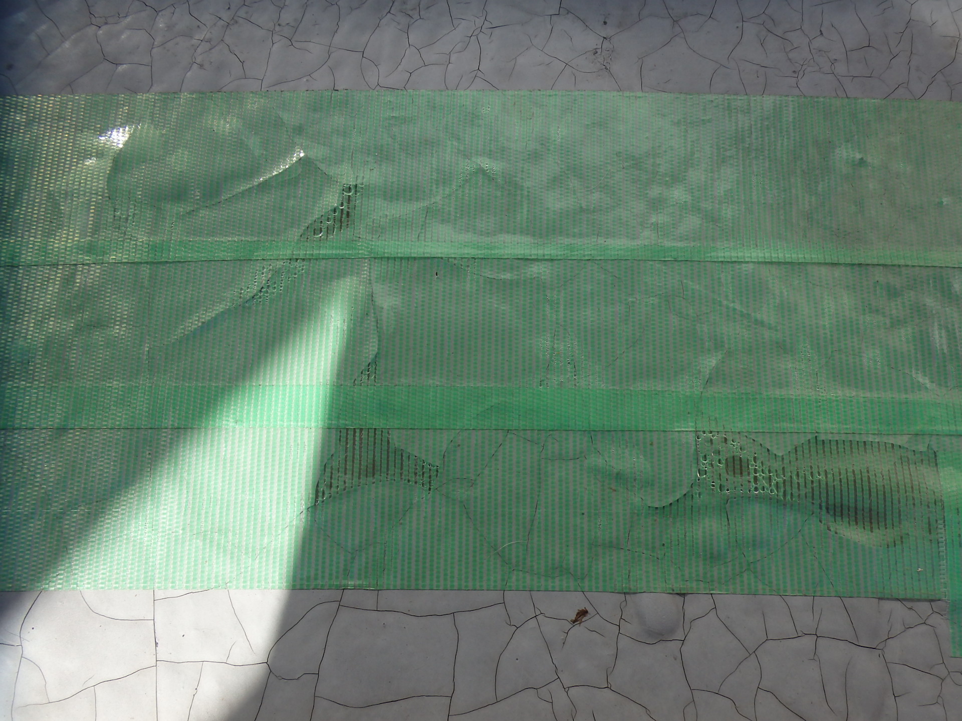 四日市市ベランダFRP防が水劣化してひび割れした所に養生テープで応急処置した状況