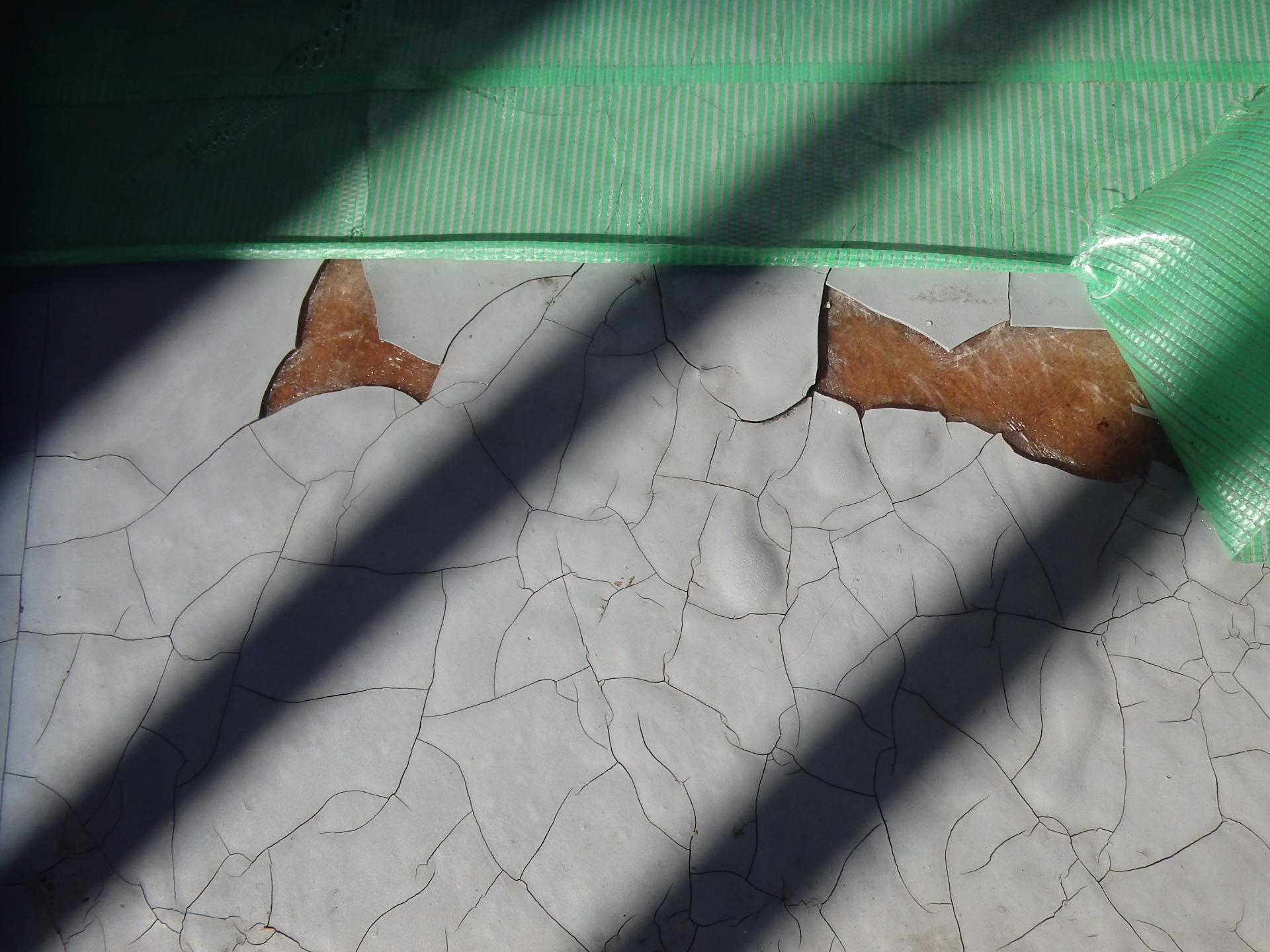 四日市市ベランダFRP防水がひび割れ！応急処置したテープを剝がした状況