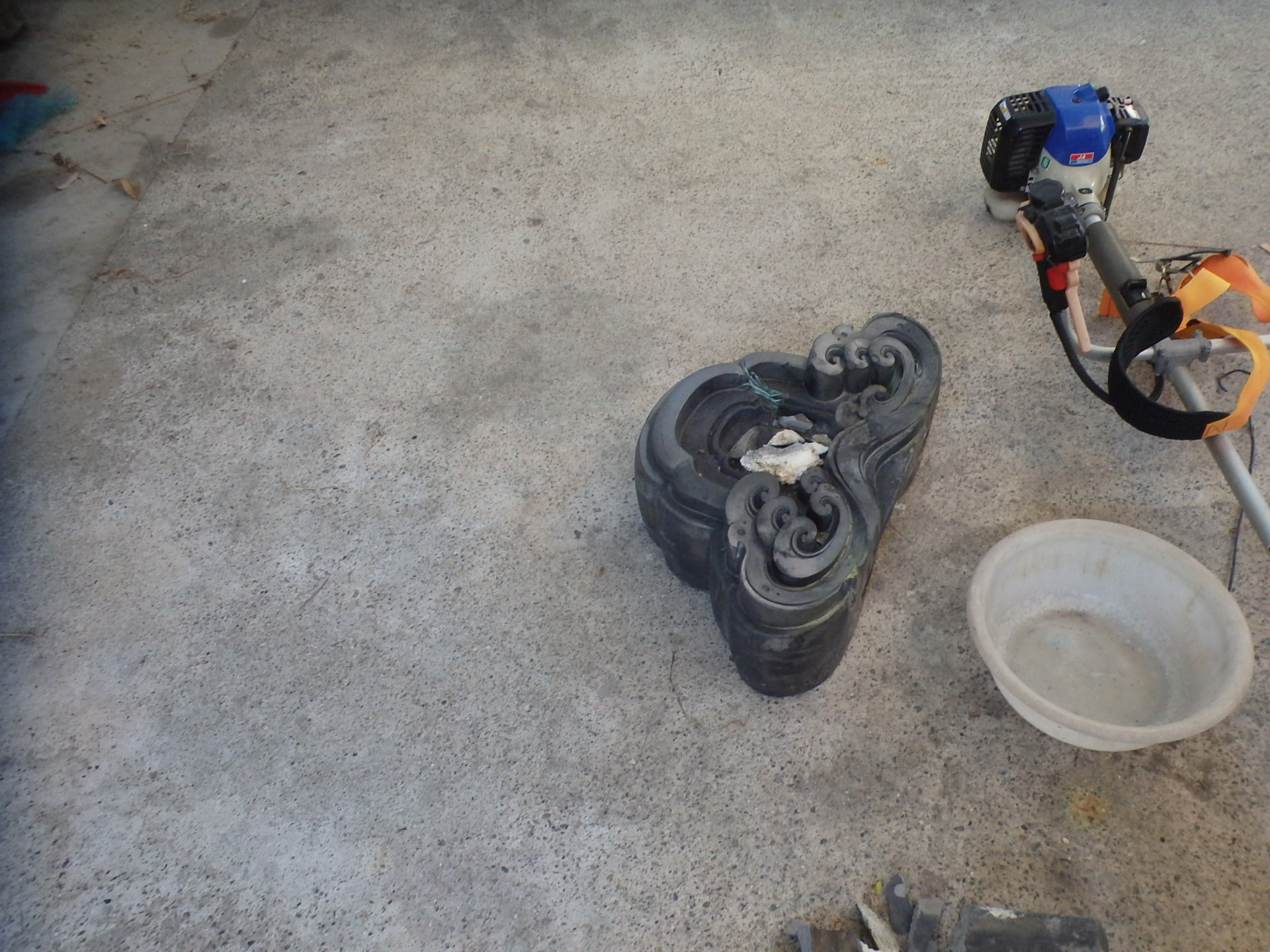 桑名市にて古い瓦屋根から落ちた鬼瓦