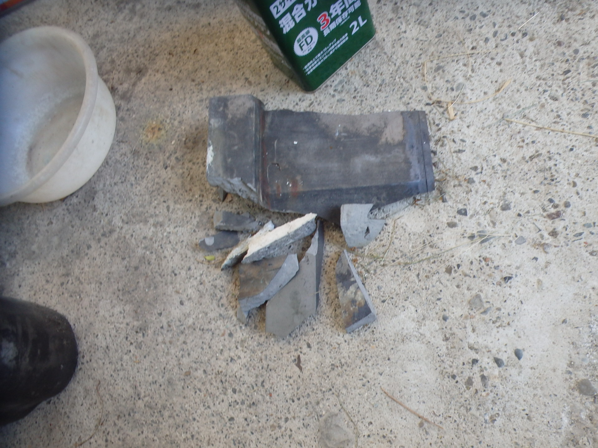 桑名市にて古い瓦屋根から落ちた冠瓦