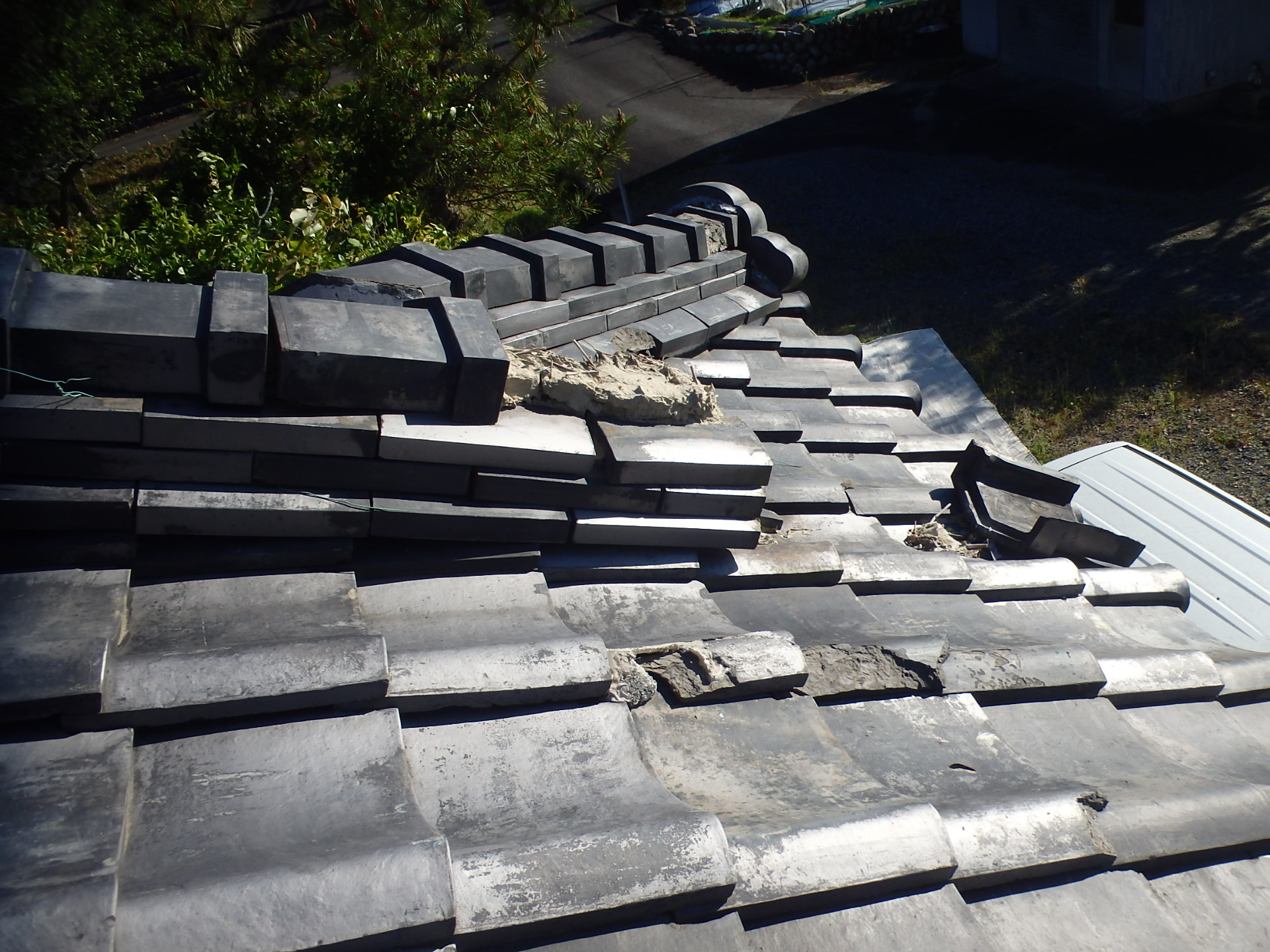 桑名市の古民家にて古い瓦屋根の隅棟の崩れ！