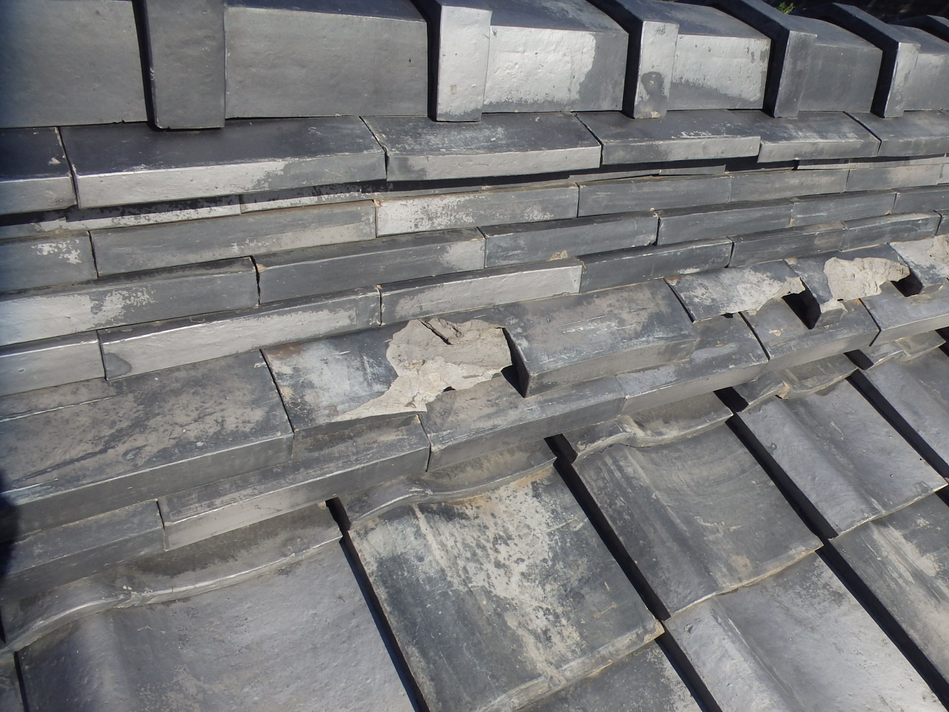 桑名市の古民家にて古い瓦屋根の凍て割れ状況「熨斗瓦」