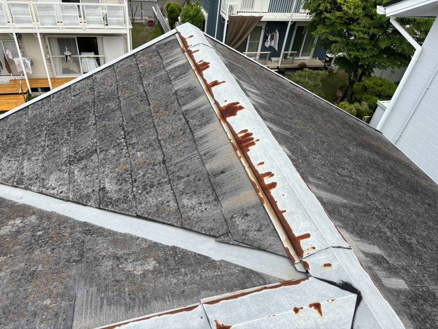 四日市市伊坂台にて黒カビとコケで劣化したコロニアルの状態