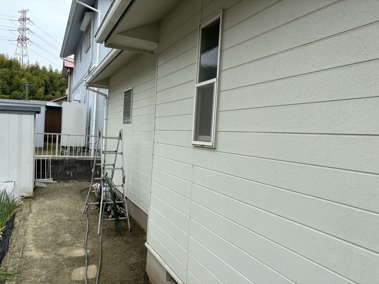 四日市市伊坂台劣化したコロニアル屋根のお宅、外壁も色あせが起こっている状態