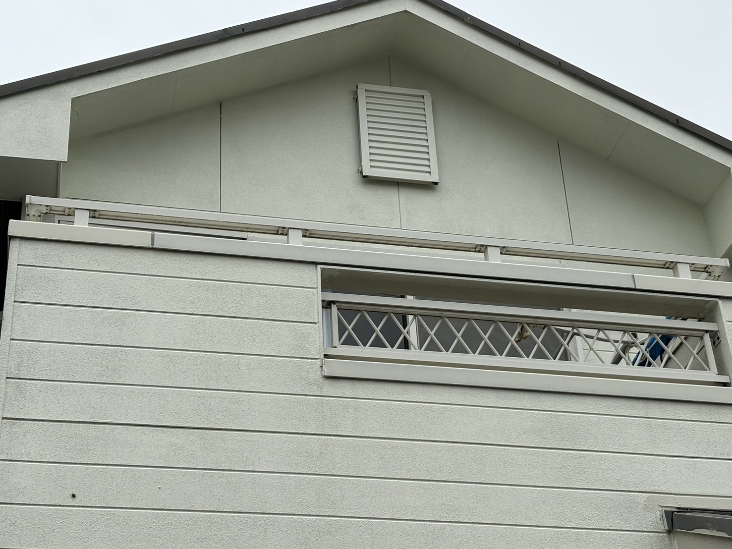 四日市市伊坂台劣化したコロニアル屋根のお宅、外壁も色あせが起こっている状態２