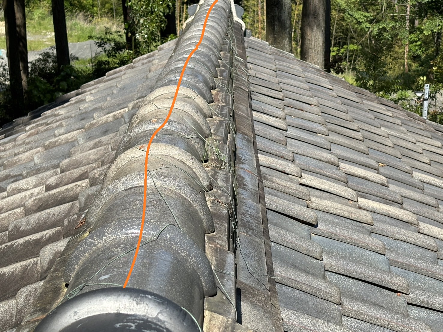 鈴鹿市の神社古い屋根瓦から雨漏れ、棟瓦が歪んだ状態