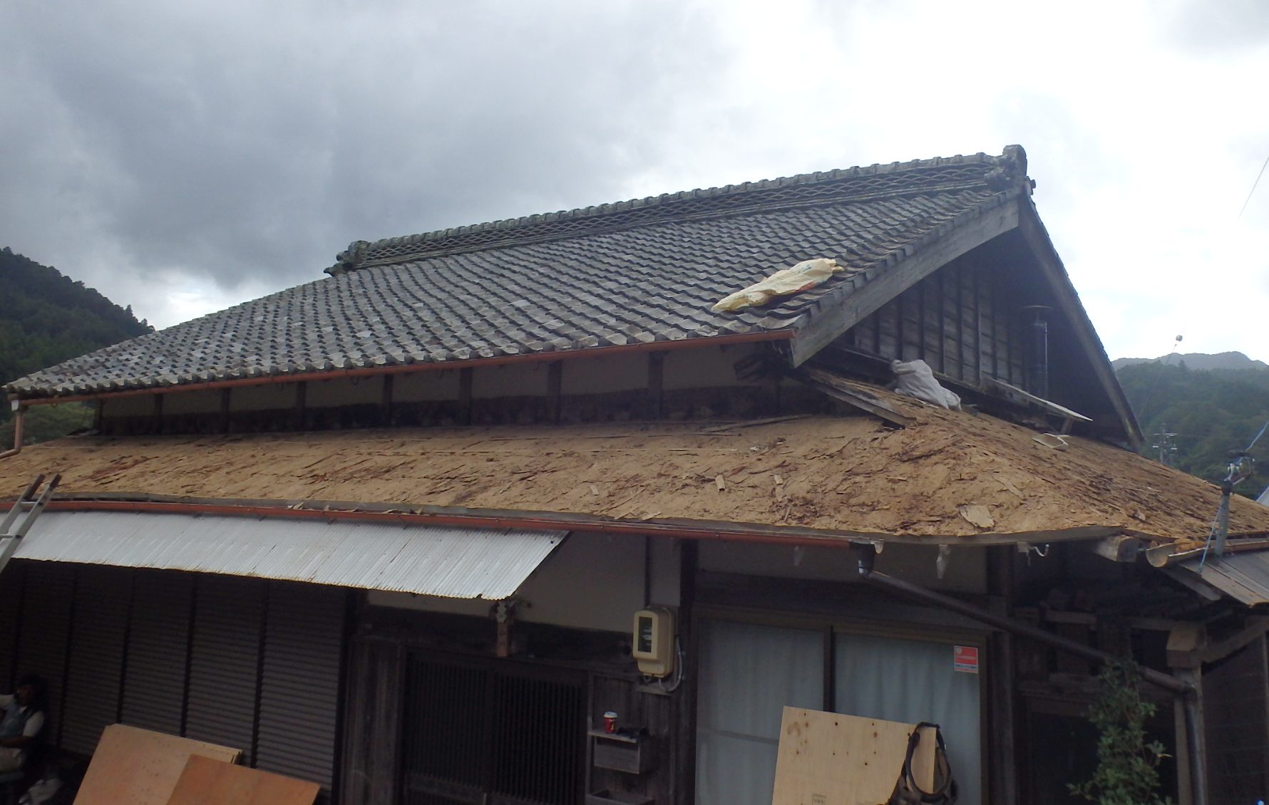 津市美杉町の古民家の下屋瓦屋根の葺き土までを撤去した状況