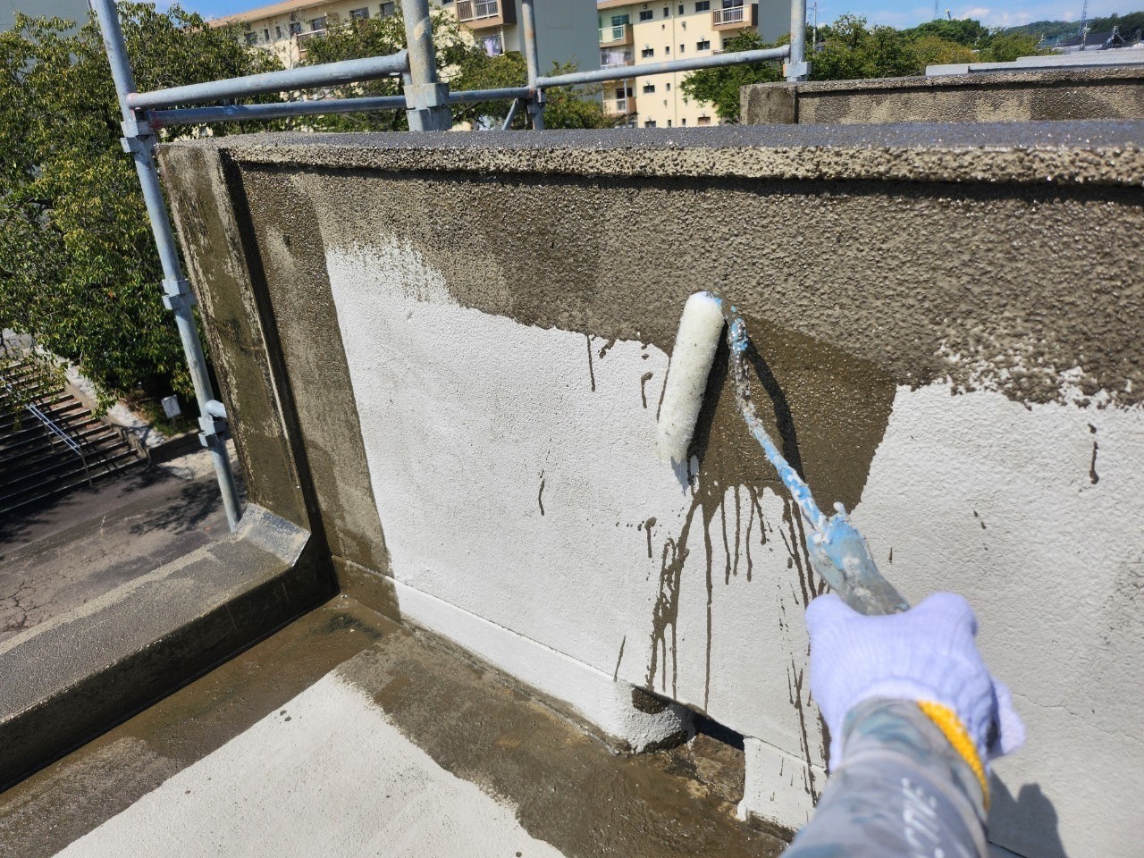 桑名市にて長屋住宅のコンクリート防水経年劣化で雨漏り、ウレタン防水工事でプライマーで下塗りを行っている所