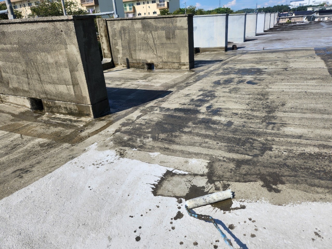 桑名市にて長屋住宅のコンクリート防水経年劣化で雨漏り、ウレタン防水工事でプライマーで下塗りを行っている所「床面」