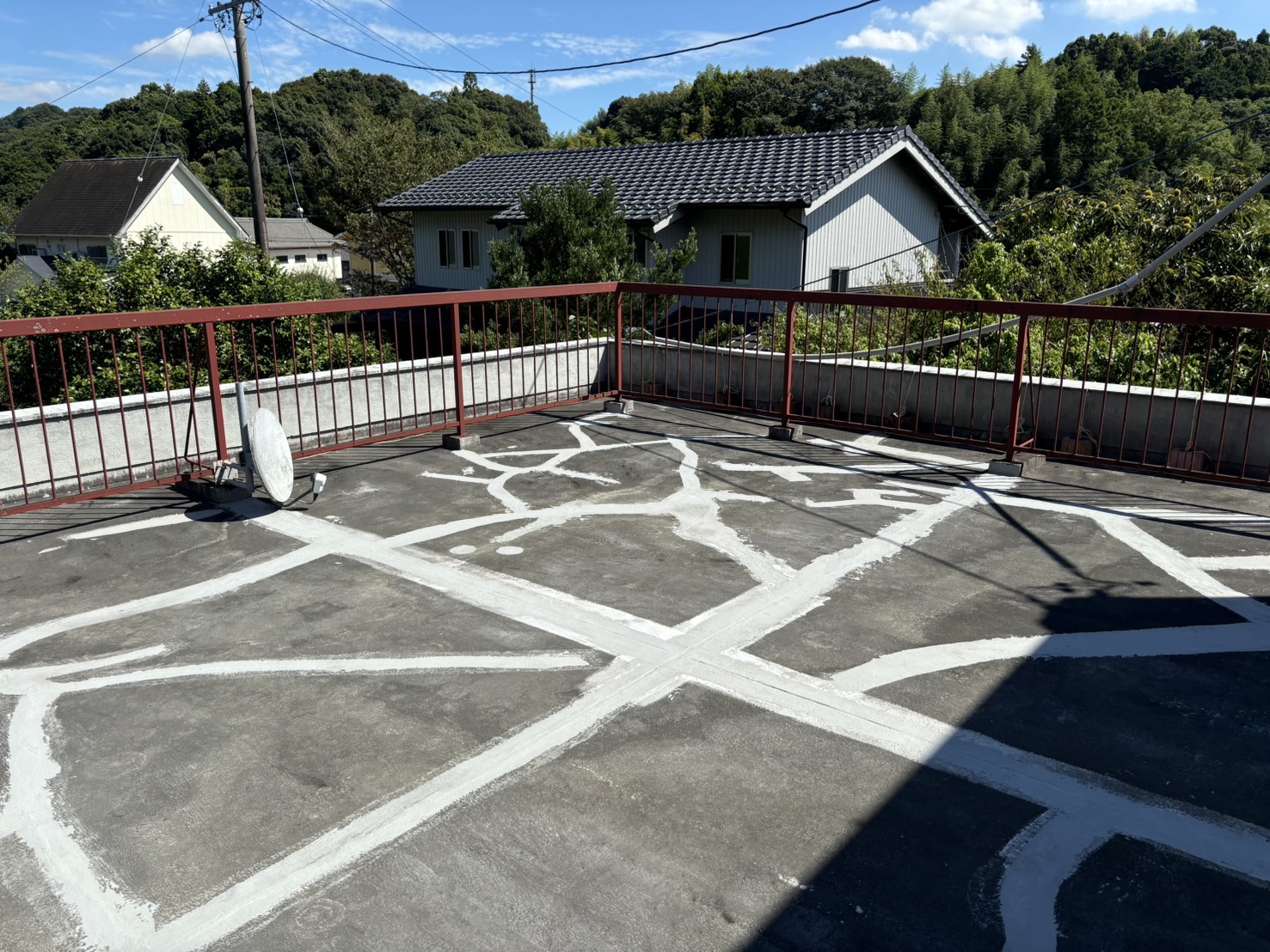 鈴鹿市にて鉄筋構造住宅の陸屋根から雨漏りしたお宅、陸屋根のコンクリート防水のひび割れ補修あとの状況