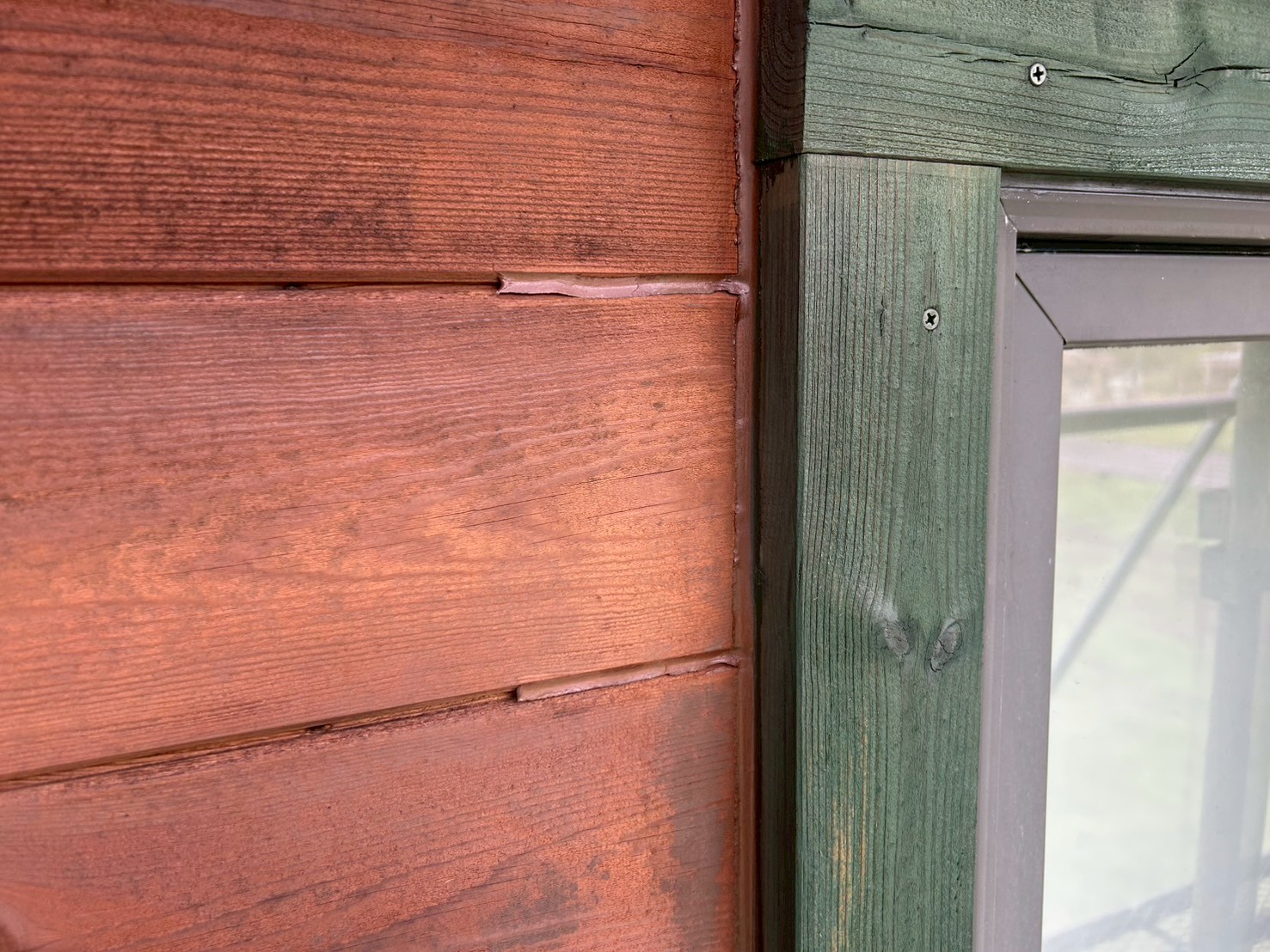 ノンロットで再塗装されたログハウスの外壁とウッドデッキ（いなべ市施工事例）