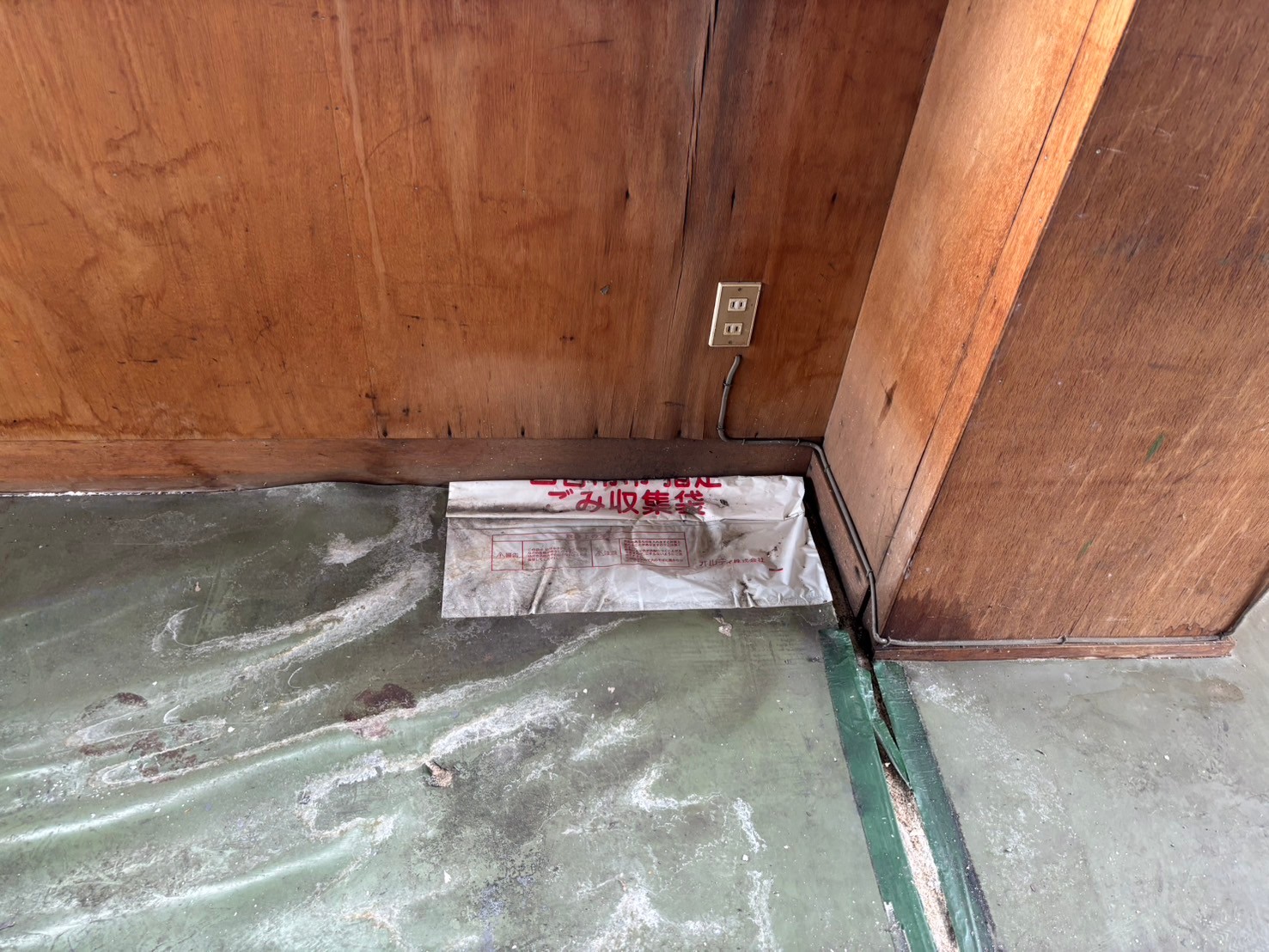 笠木の劣化により雨漏りが発生していた倉庫屋上に、新たに大きめの笠木を被せて雨漏り修理を実施した様子