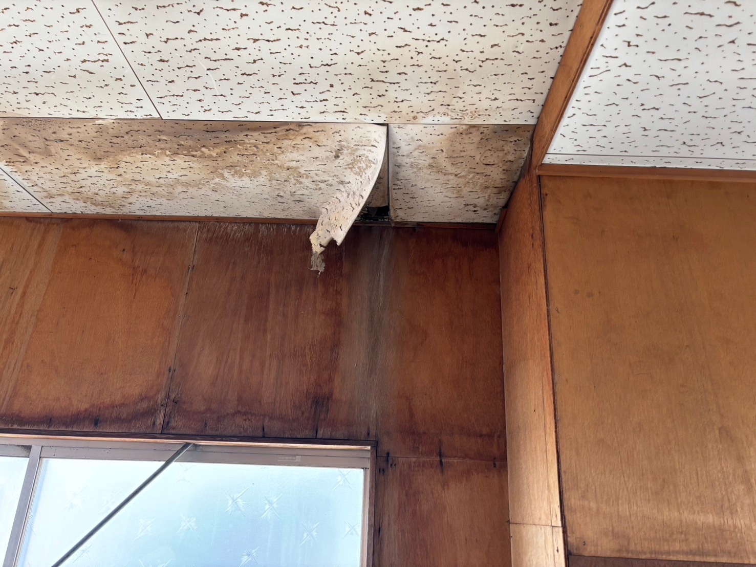 笠木の劣化により雨漏りが発生していた倉庫屋上に、新たに大きめの笠木を被せて雨漏り修理を実施した様子