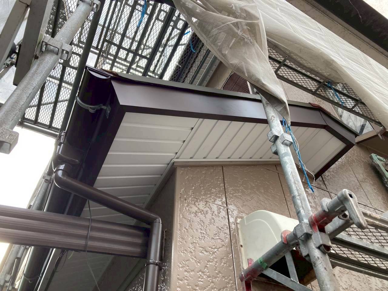 いなべ市で外壁塗装に伴い破風板に板金を取り付けている様子