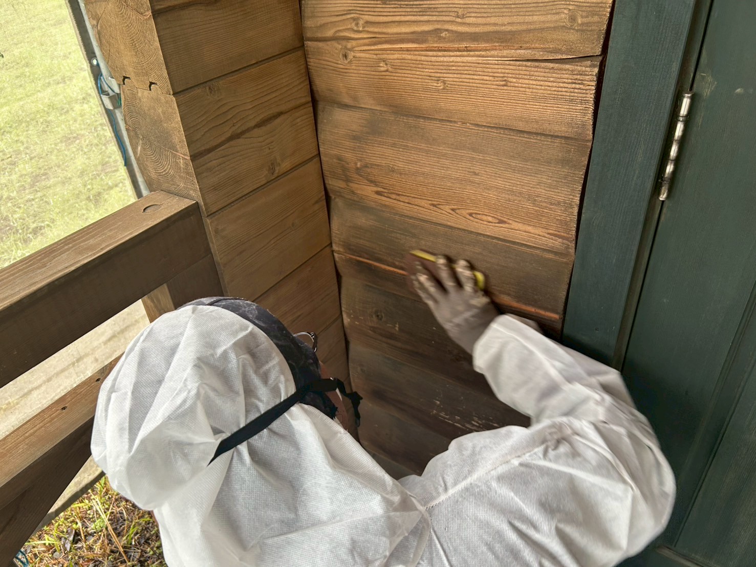 ノンロットで再塗装されたログハウスの外壁とウッドデッキ（いなべ市施工事例）