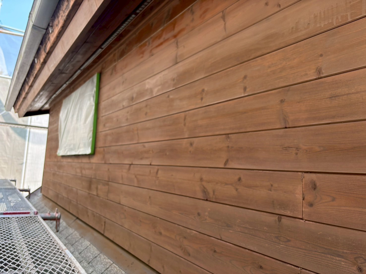 ノンロットで再塗装されたログハウスの外壁とウッドデッキ（いなべ市施工事例）