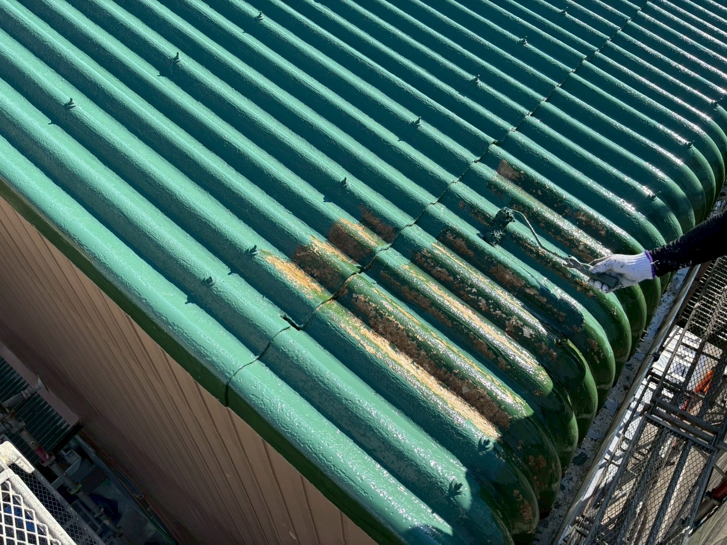 「プレミアムルーフSiで仕上げた四日市市の倉庫屋根 施工後」