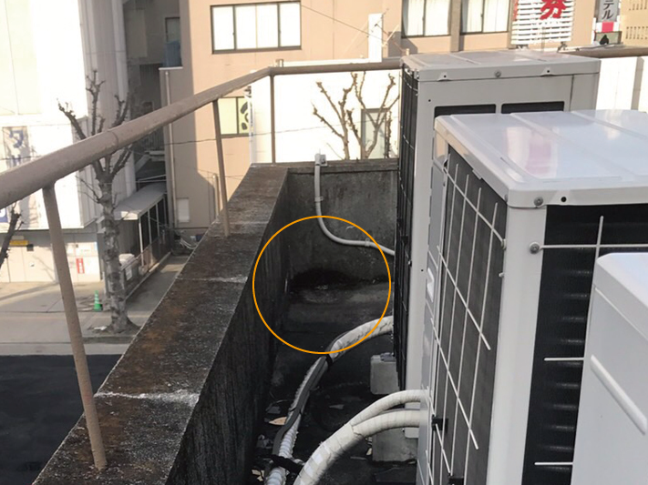 古い鉄筋コンクリート建物の屋上に登って、排水口を確認。